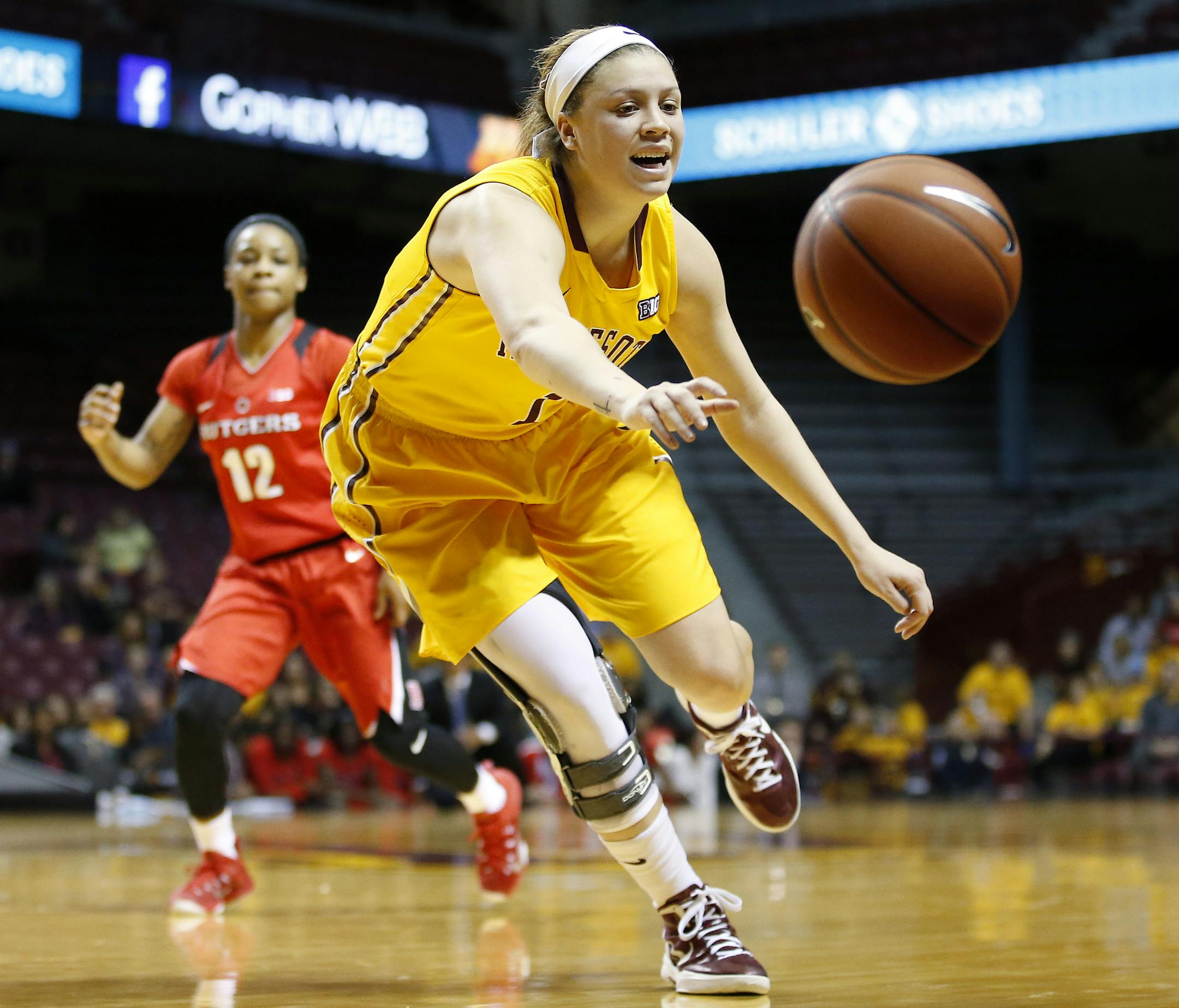 Rachel Banham (1) chased a loose ball in the fourth quarter. ] CARLOS GONZALEZ cgonzalez@startribune.com - February 4, 2016, Minneapolis, MN, Williams Arena, NCAA University of Minnesota Women's Gophers Basketball, Minnesota vs. Rutgers