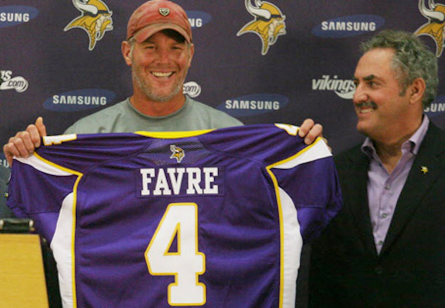 Brett Favre shows off his new No. 4 jersey.