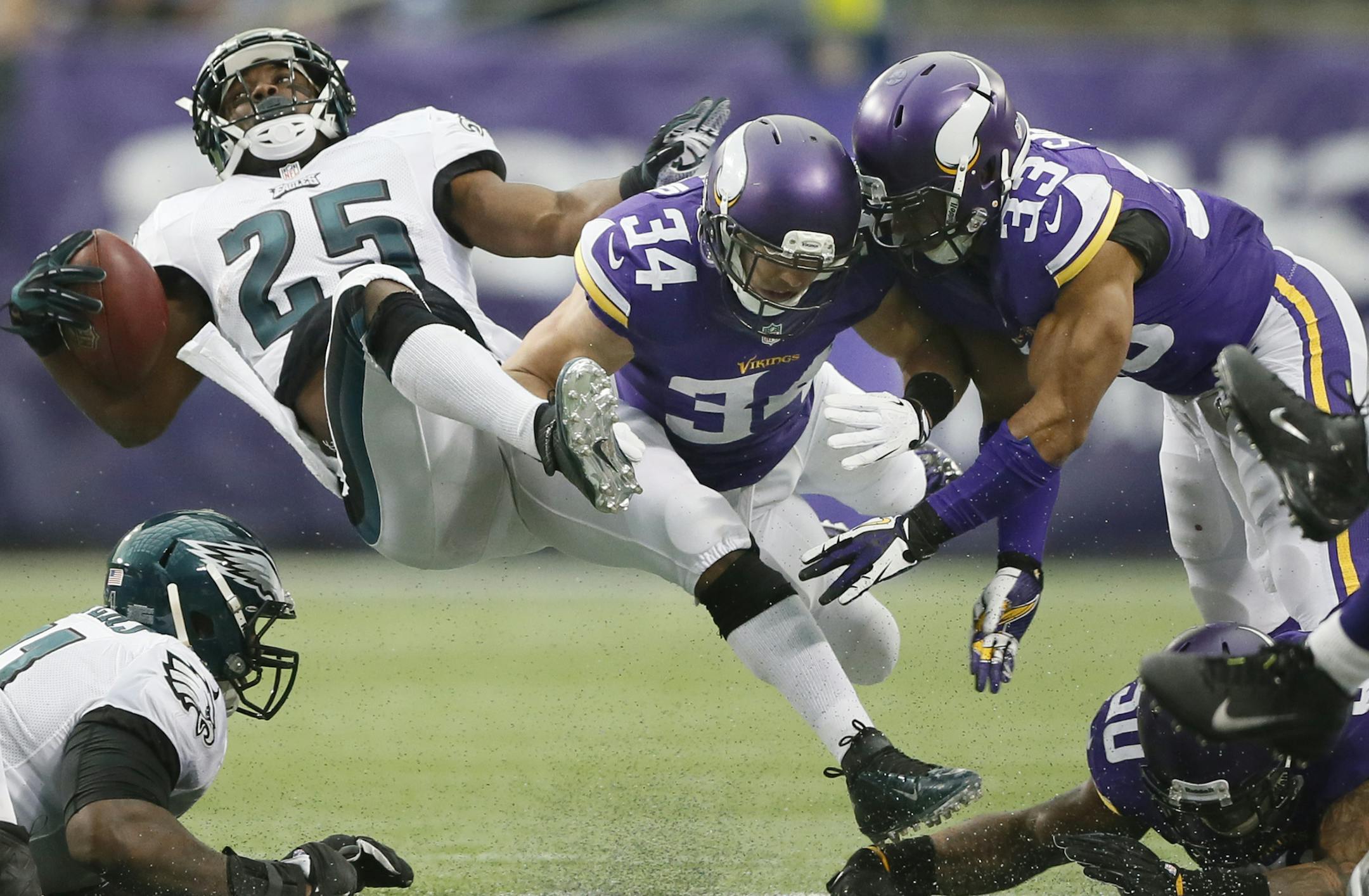 Philadelphia Eagles running back LeSean McCoy (25) was tripped up by Vikings safety Robert Blanton (36) in the third quarter during NFL action between the Minnesota Vikings and the Philadelphia Eagles at Mall of America Field Sunday December 15, 2013 in Minneapolis , ] JERRY HOLT ‚Ä¢ jerry.holt@startribune.com