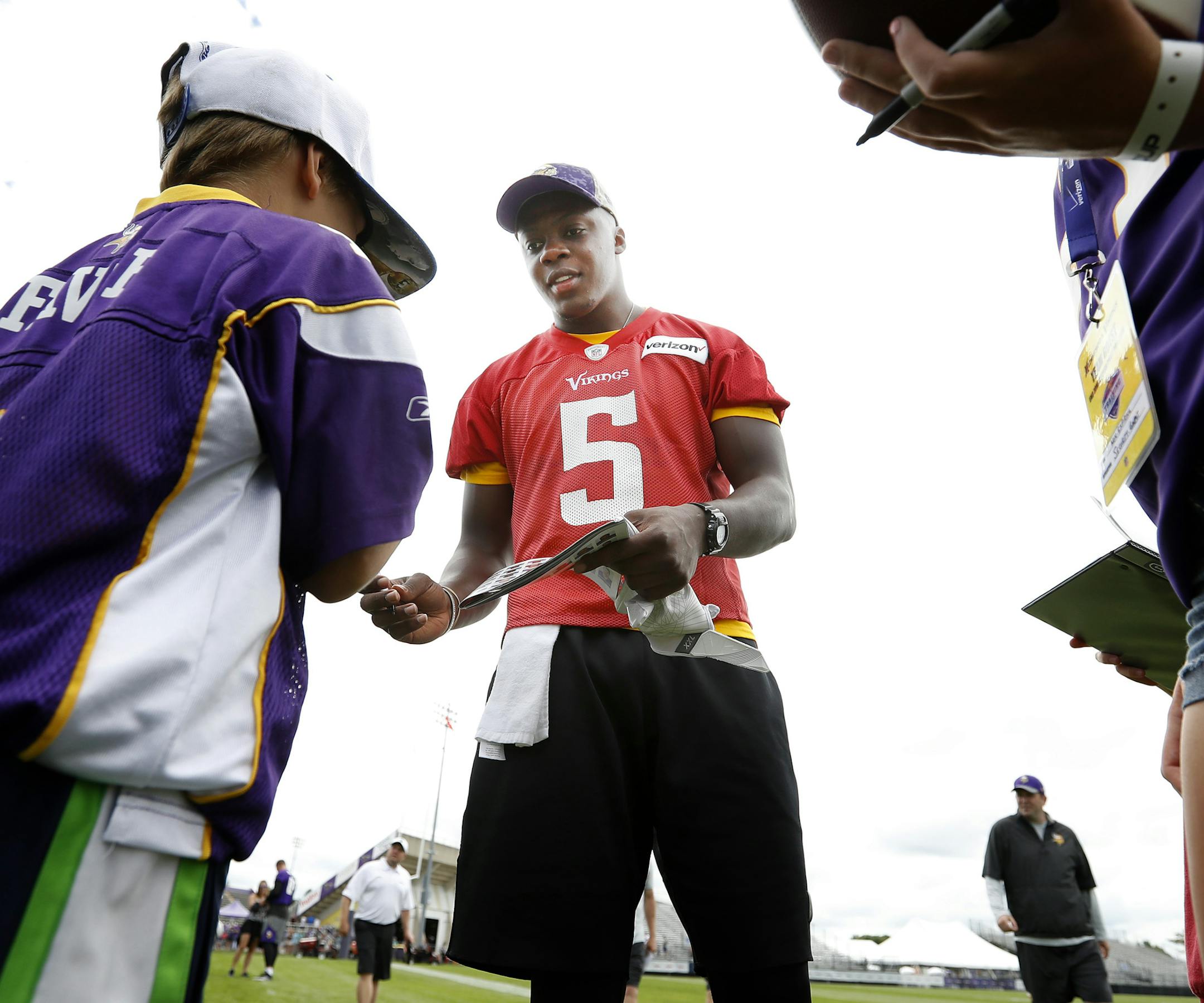 Minnesota Vikings quarterback Teddy Bridgewater signed autographs after the morning practice. ] CARLOS GONZALEZ cgonzalez@startribune.com - July 29, 2016, Mankato, MN, Minnesota State University, Mankato, Minnesota Vikings Training Camp