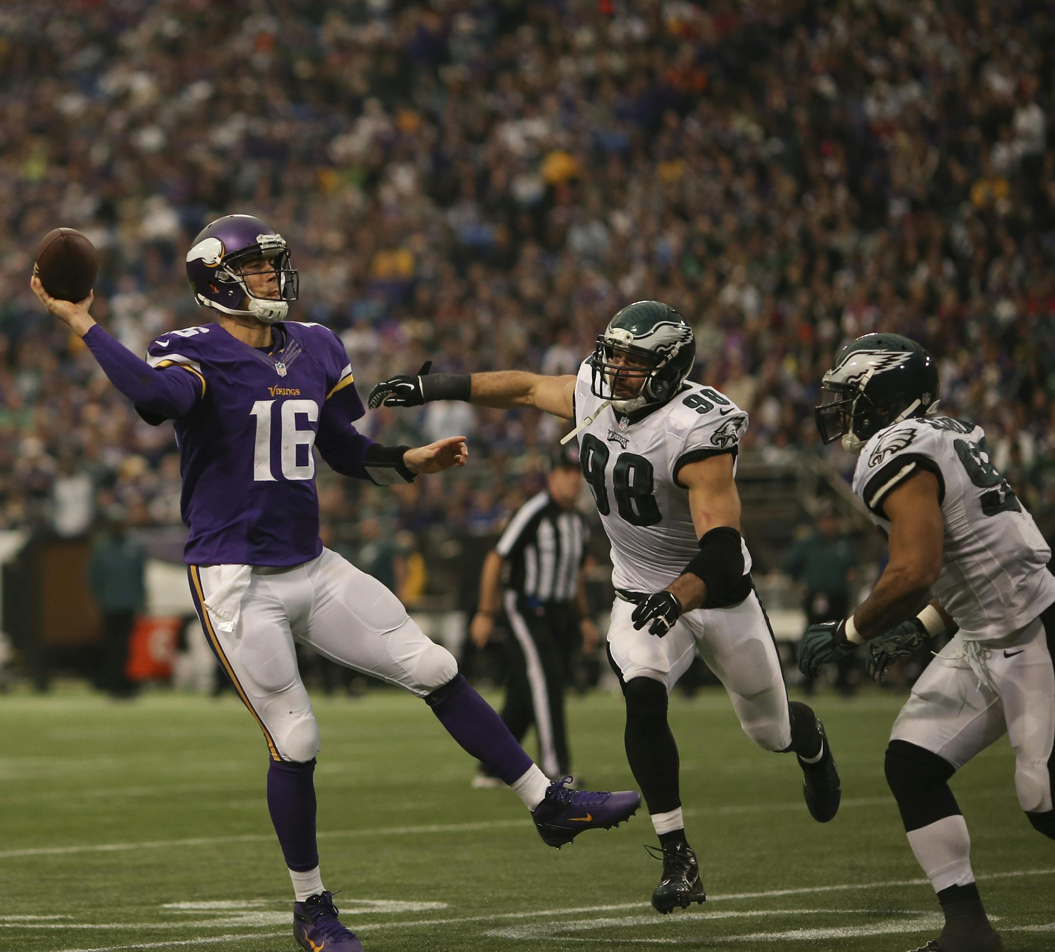 The Minnesota Vikings beat the Philadelphia Eagles 48 - 30 in an NFL football game Sunday afternoon, December 15, 2013 at Mall of America Field in Minneapolis. While pressured by Philadelphia Eagles outside linebacker Connor Barwin (98) Vikings quarterback Matt Cassel (16) passed to wide receiver Jarius Wright (17) for an 11 yard gain in the third quarter. The Vikings kicked a field goal on the next down. ] JEFF WHEELER ‚Ä¢ jeff.wheeler@startribune.com ORG XMIT: MIN1312151641430