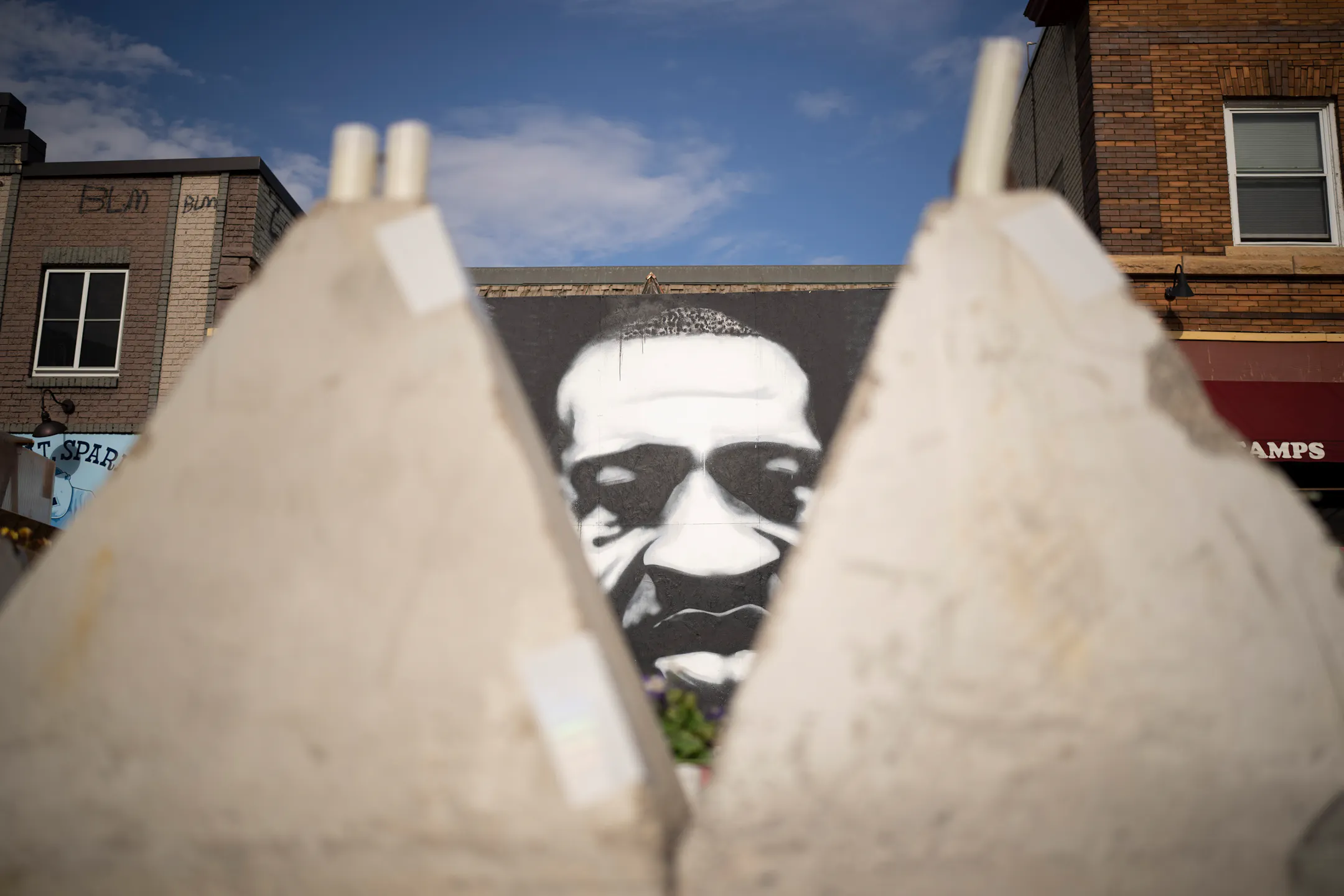 Municipal workers clear south Minneapolis intersection where George ...