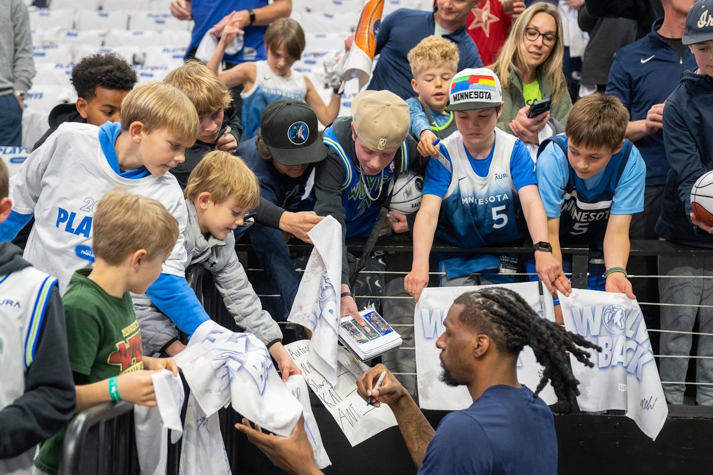 Timberwolves, i Suns lottano su ogni centimetro nel primo tempo