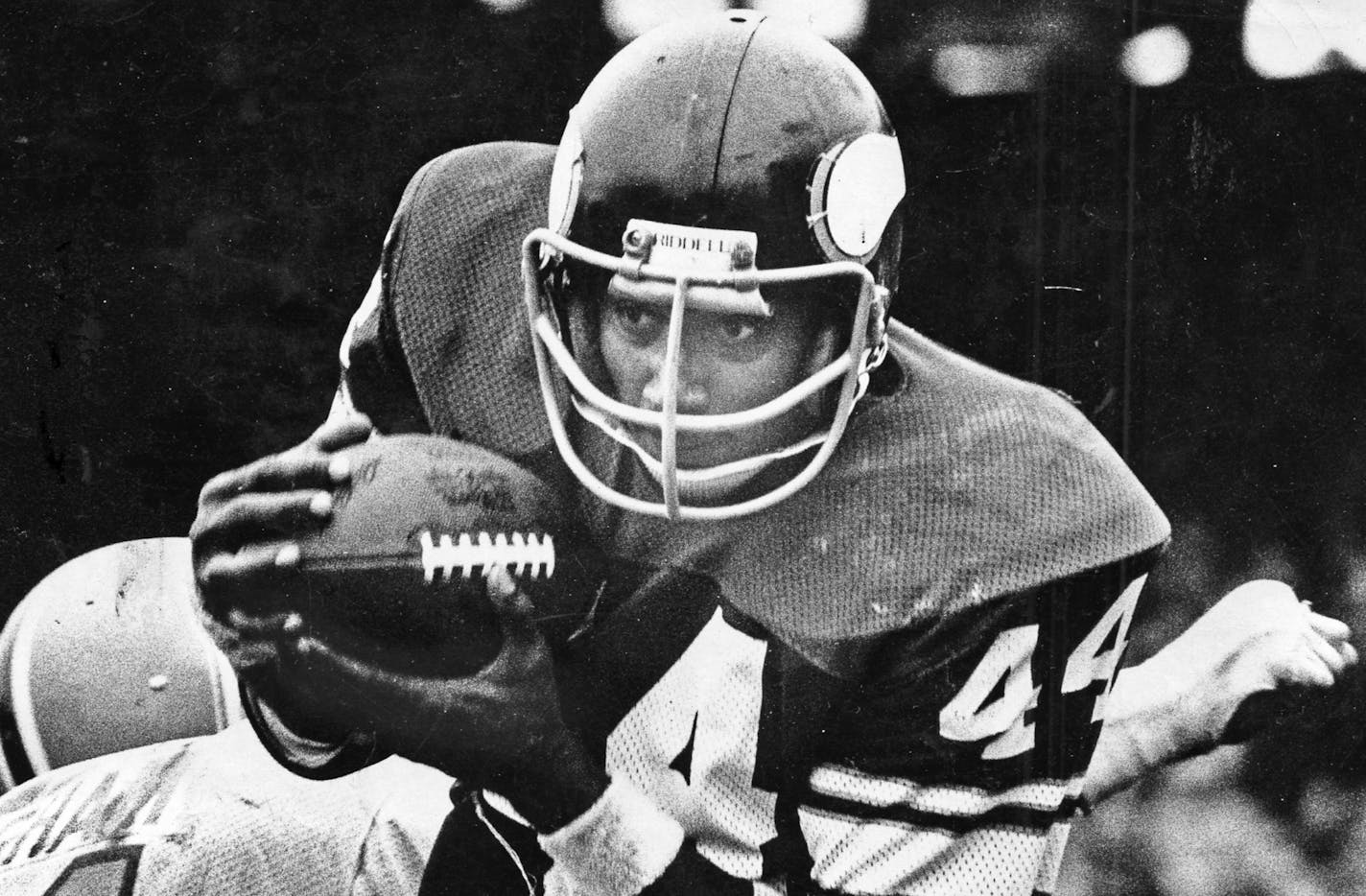 Minnesota Viking Chuck Foreman carries the ball in a 1974 game with Houston. ORG XMIT: MIN2013042310141517 ORG XMIT: MIN1502131209103532