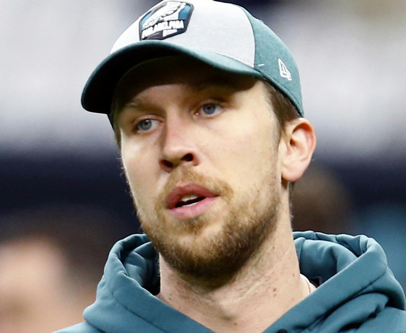 ARCHIVO - En esta foto de archivo del 13 de enero de 2019, el quarterback de los Eagles de Filadelfia, Nick Foles, calienta antes de un juego divisional contra los Saints de Nueva Orle&#xe1;ns, en Nueva Orle&#xe1;ns. (AP Foto/Butch Dill, Archivo) ORG XMIT: SPANNYDD203