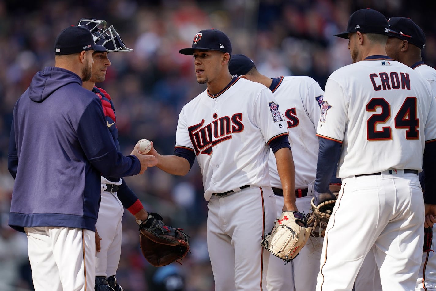 Minnesota Twins manager Rocco Baldelli (5) pulled Minnesota Twins starting pitcher Jose Berrios (17) from the game in the in the eighth inning Thursday.