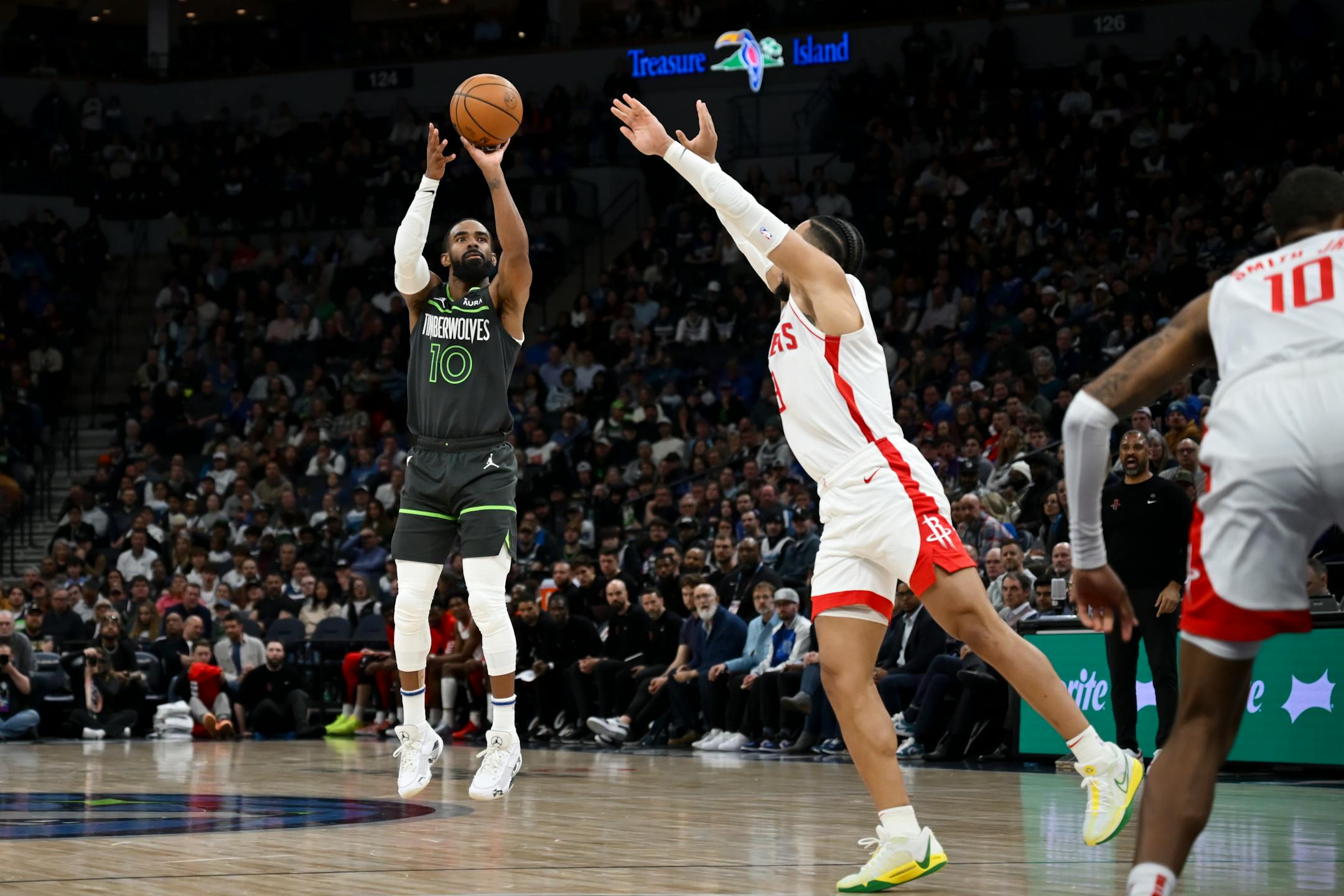 Anthony Edwards' two mammoth dunks cap Timberwolves win over Rockets