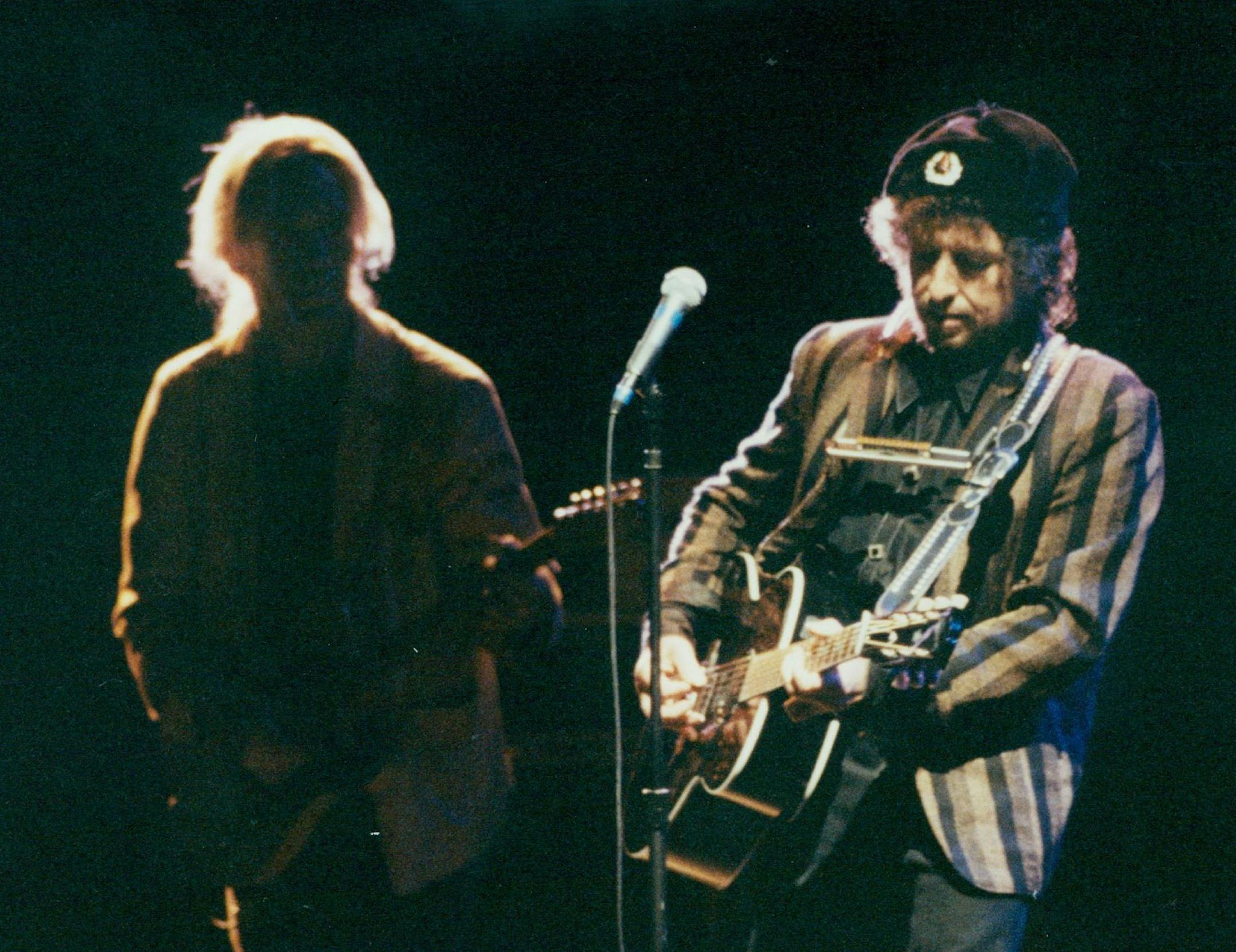 August 30,1990 Bob Dylan was in concert Wednesday night at the state fair grandstand for the first time. "Saturday night live's" G.e. smith was in the background .But reviewer Jon Bream says the 80-minute performance was less than satisfying.Review, page 2B. April 7,1991 Brian Peterson, Minneapolis Star Tribune ORG XMIT: MIN2015081017190160 ORG XMIT: MIN1508181152101724