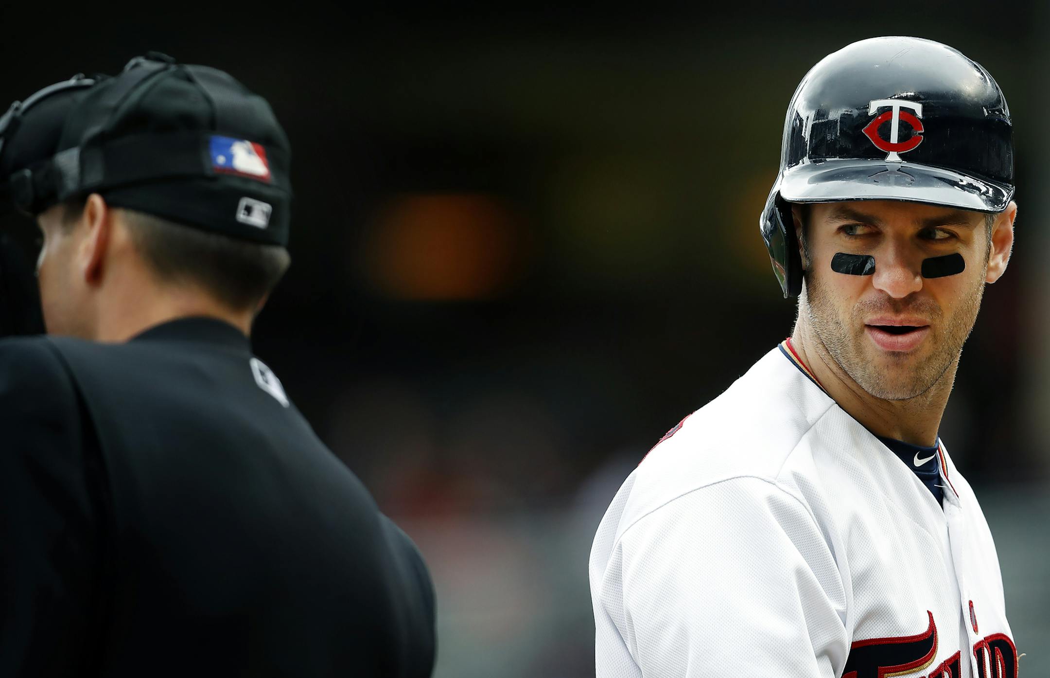 Joe Mauer is dealing with back pain and may just need time to rest. ] CARLOS GONZALEZ &#xef;&#x2020; cgonzalez@startribune.com - May 19, 2017, Minneapolis, MN, Target Field, MLB, Minnesota Twins vs. Colorado Rockies
