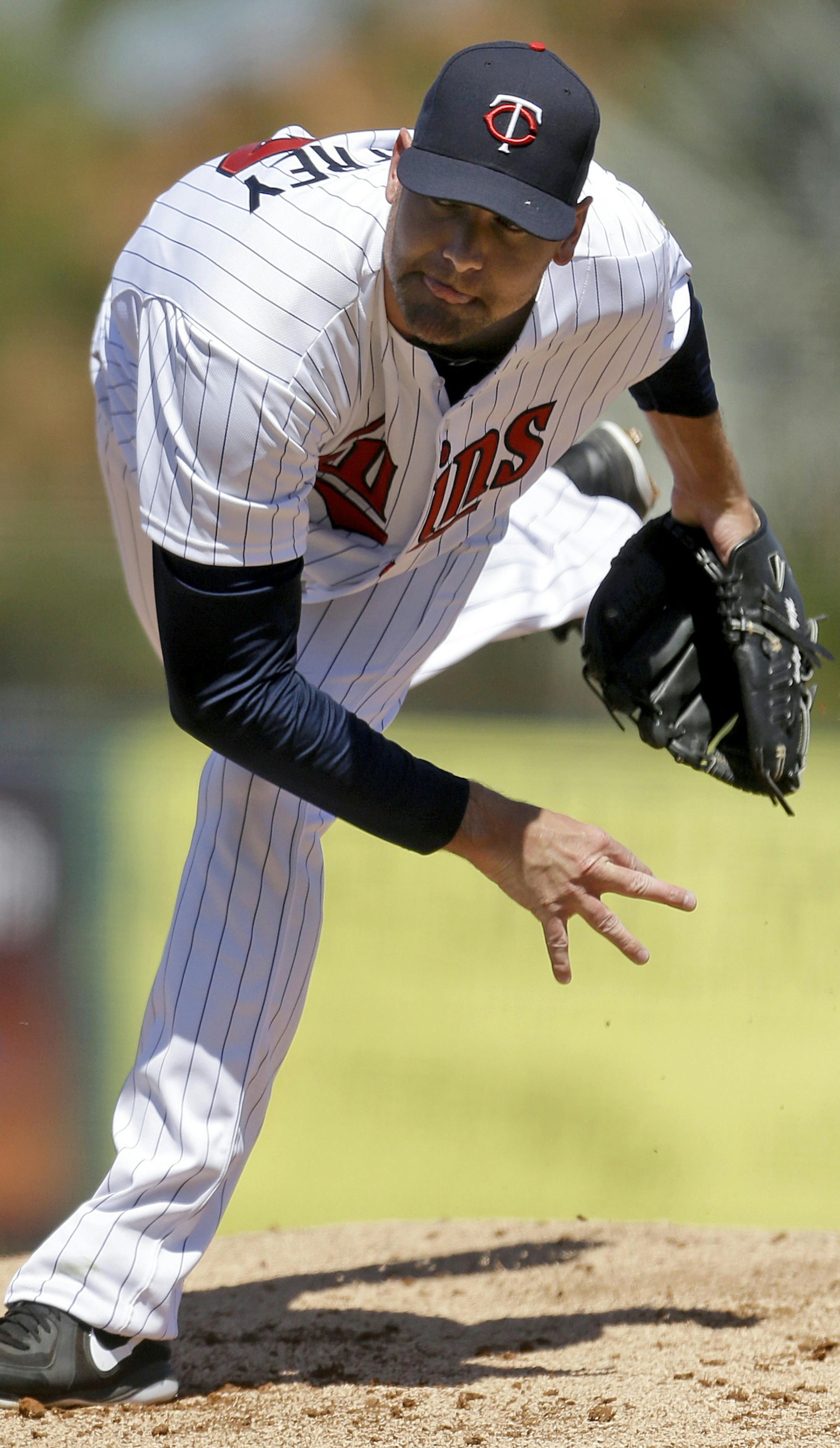 Minnesota Twins starting pitcher Mike Pelfrey throws in the first inning of a spring training baseball game against the Boston Red Sox, Thursday, March 14, 2013, in Fort Myers, Fla. (AP Photo/David Goldman) ORG XMIT: MIN2013031414401687