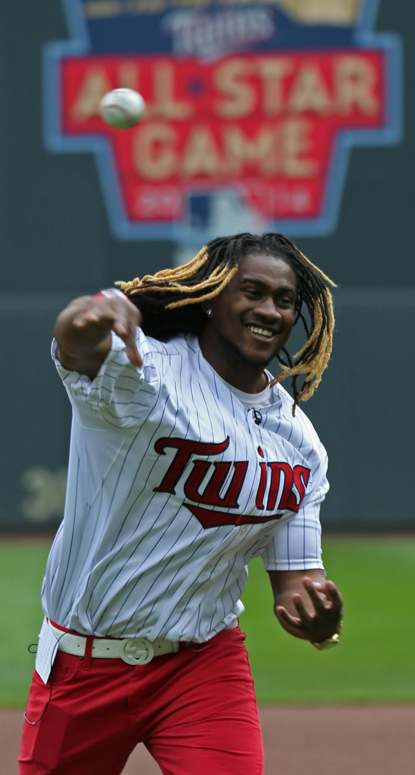 The Vikings Cordarrelle Patterson (tossed out the first pitch before the game between the Twins and Royals.] Minnesota Twins vs Kansas City, Target Field, 4/12/14. Bruce Bisping/Star Tribune bbisping@startribune.com Cordarrelle Patterson/roster