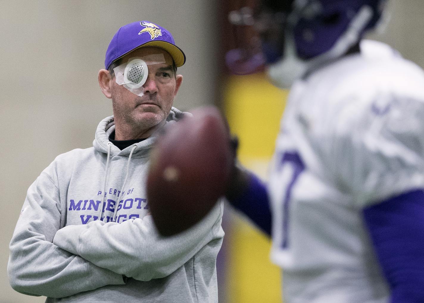 Vikings head coach Mike Zimmer watched practice at Winter Park Wednesday December 14,2016 in Eden Prairie, MN. ] Jerry Holt / jerry. Holt@Startribune.com