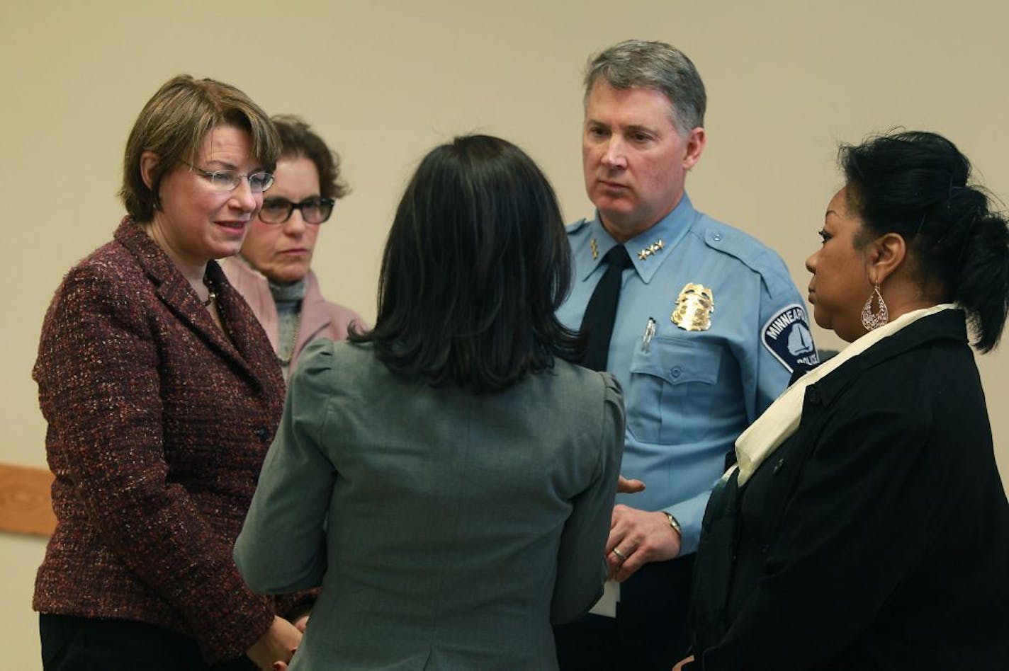 Sen. Amy Klobuchar and Minneapolis Police Chief Tim Dolan spoke with Ambar Hanson of Casa de Esperanza on pending legislation to renew funding for domestic violence prevention. At rear was City Attorney Susan Segal; at right was Sharon Brice of the Domestic Abuse Project.