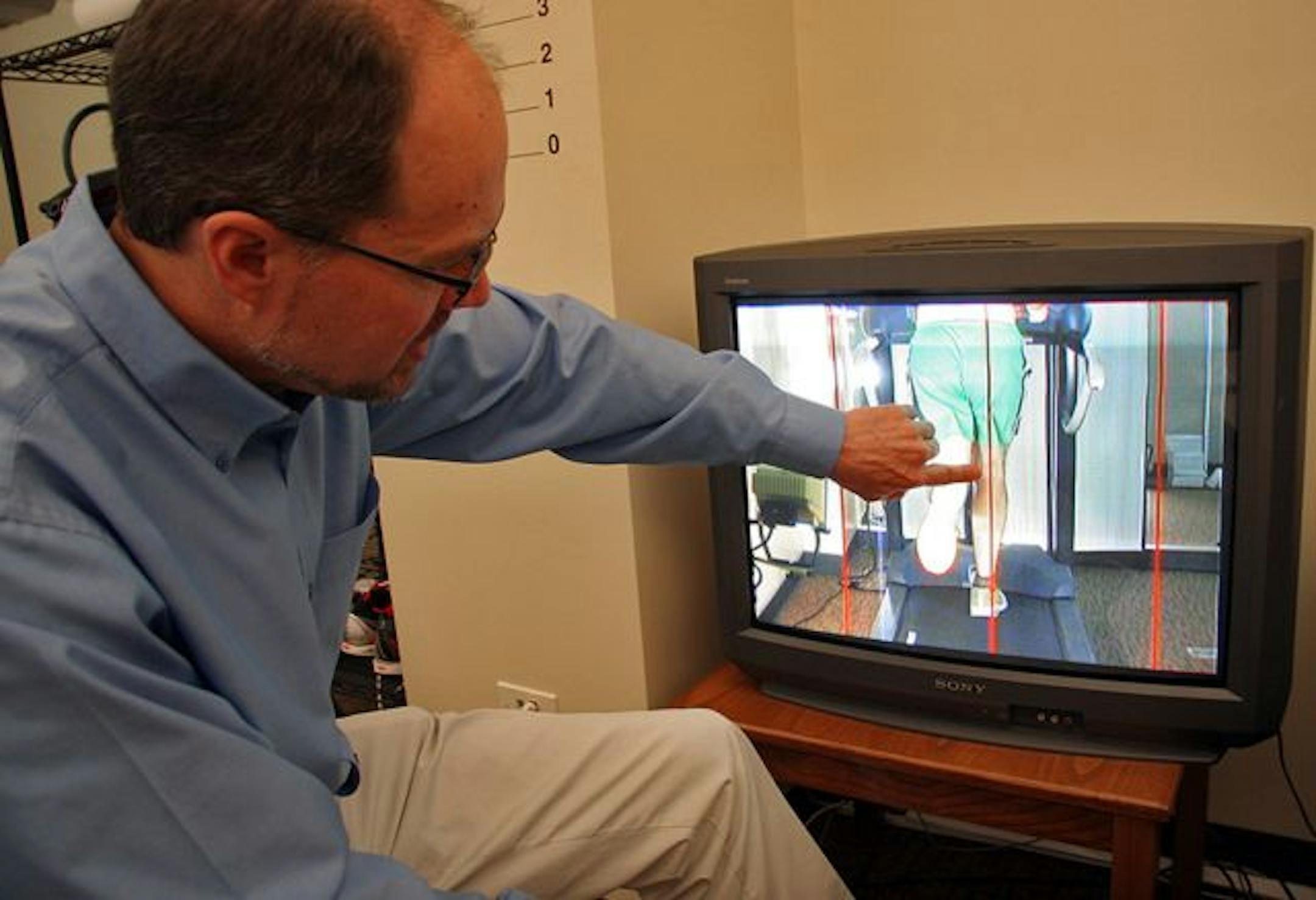 Photo provided by Stephen Regenold Tim Hilden, a physical therapist and athletic trainer at Boulder Center for Sports Medicine, analyzes Stepehen Regenold's gait via stop-motion video.