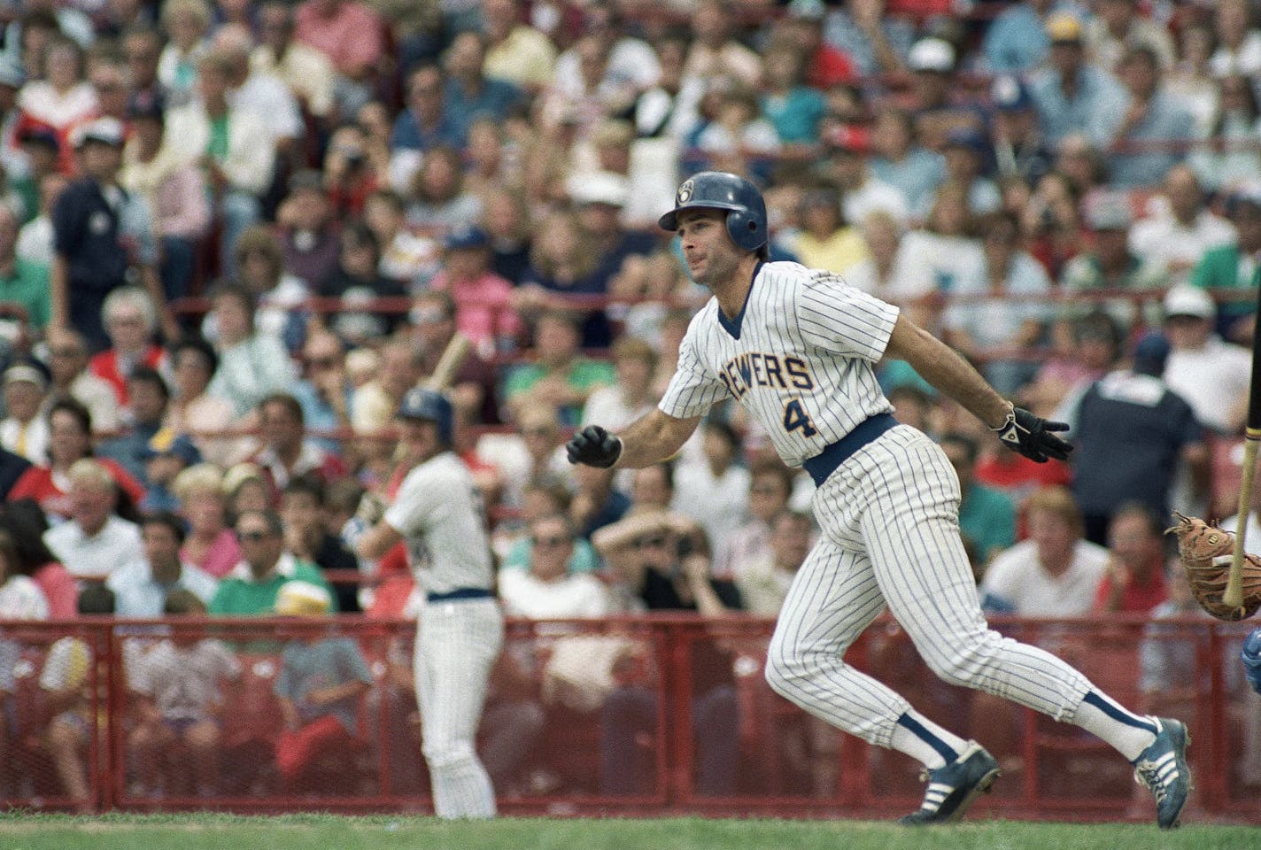 Paul Molitor extended his hitting streak to 38 games on July 4, 1989 in Milwaukee with a fifth inning single during the Brewers 10-5 win over the Royals.