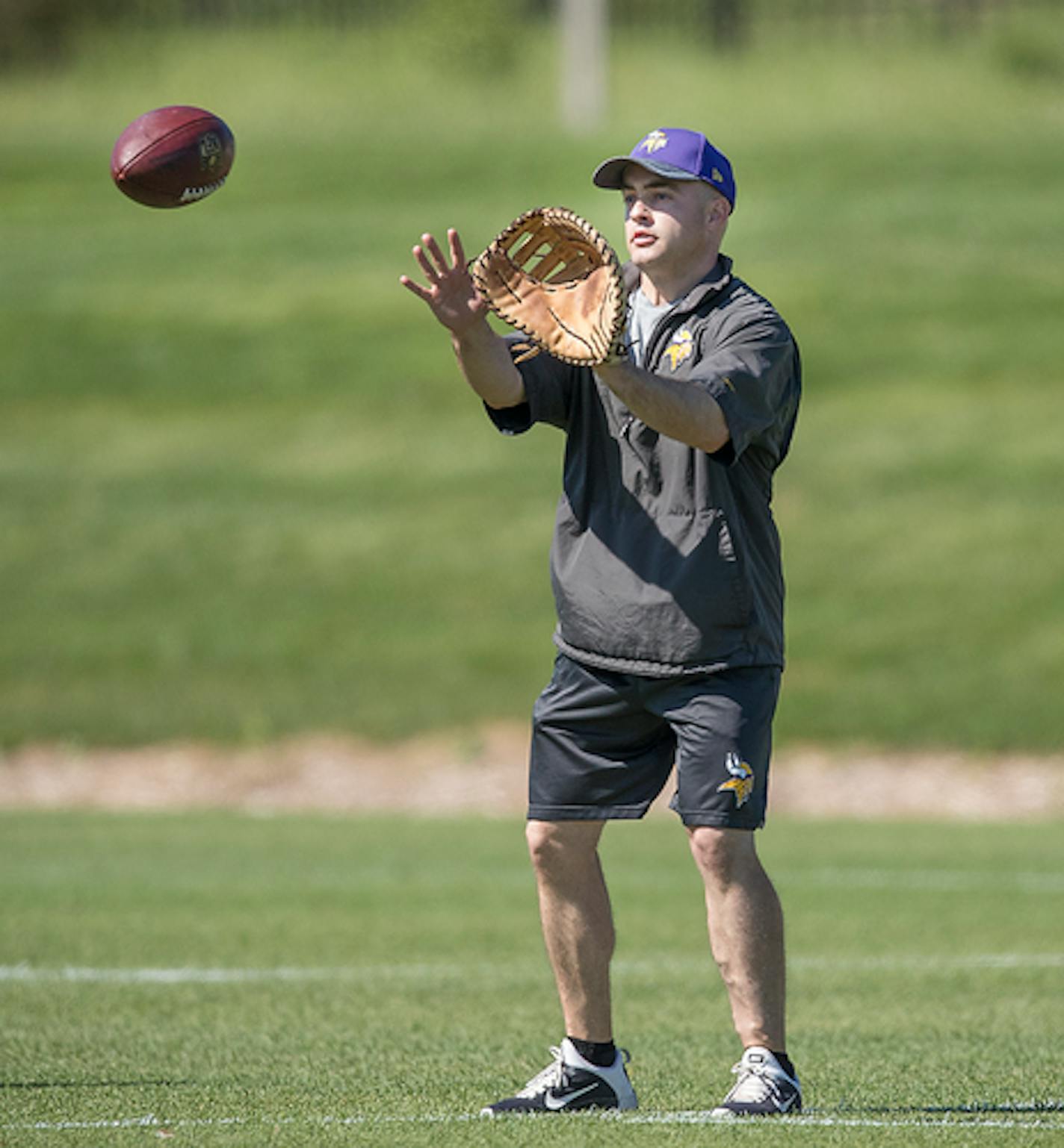 Drew Petzing, an assistant quarterbacks coach, ran drills with a baseball glove during a mandatory Vikings three-day minicamp at the TCO Performance Center, June 13, 2018 in Eagan, MN.     ]  ELIZABETH FLORES • liz.flores@startribune.com