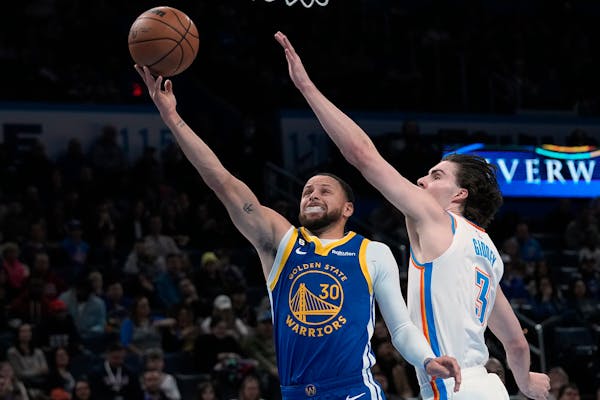 Stephen Curry of the Wolves got past Thunder guard Josh Giddey during a game Monday.