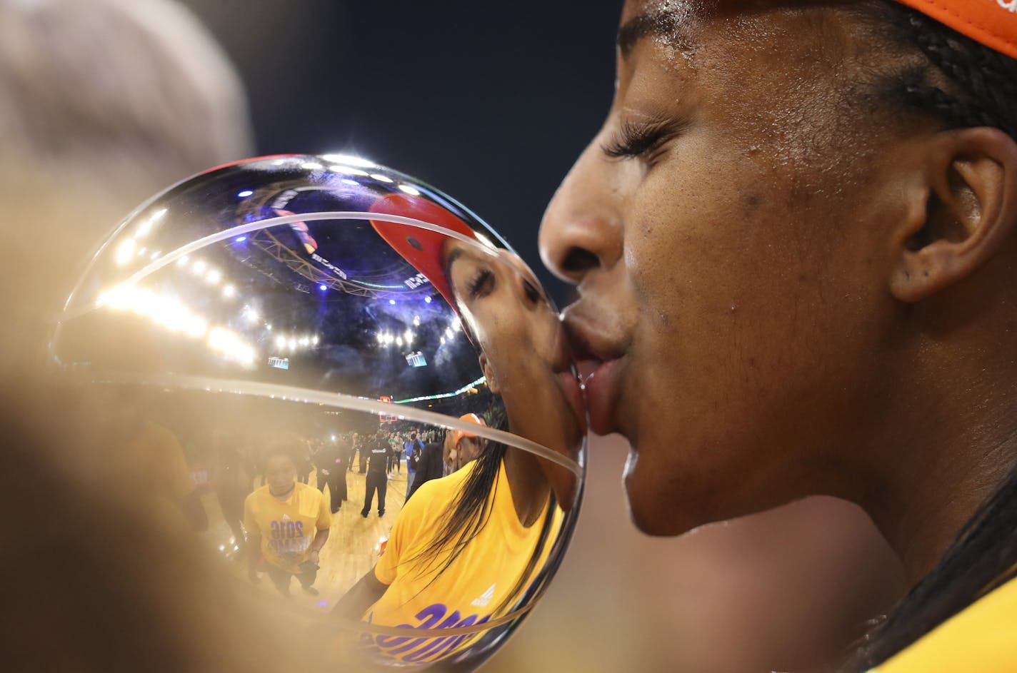 Los Angeles Sparks forward Nneka Ogwumike (30) kissed the WNBA Championship after the Sparks' win. ] JEFF WHEELER &#xef; jeff.wheeler@startribune.com The Minnesota Lynx lost to the Los Angeles Sparks 77-76 in the winner-take-all Game 5 of their WNBA Finals series Thursday night, October 20, 2016 at Target Center in Minneapolis.