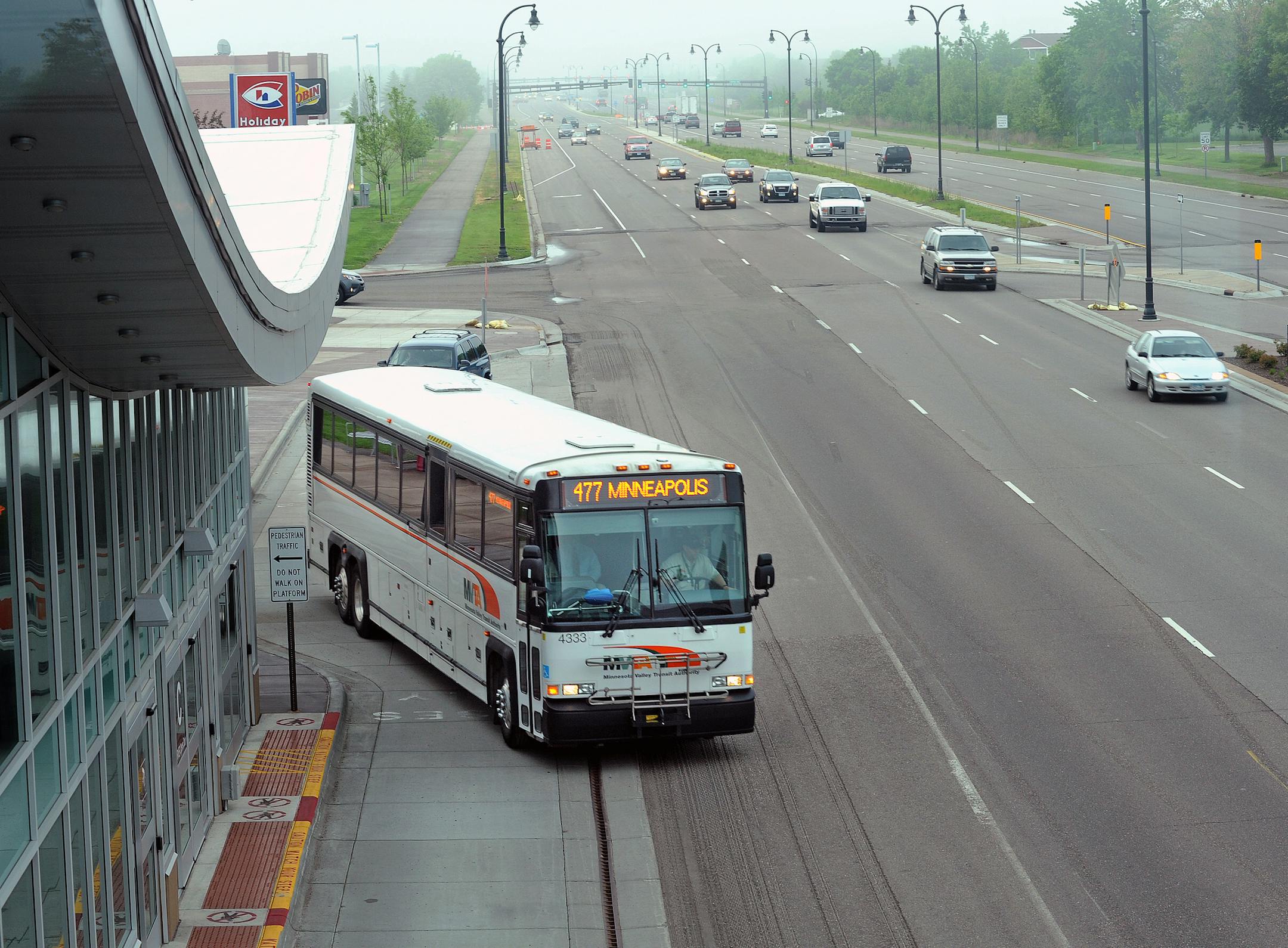 Commuters boarded a bus at the Apple Valley Transit Station south of County Road 42 on Cedar Avenue. ] Richard.Sennott@startribune.com Richard Sennott/Star Tribune. , Apple Valley, Minnesota Monday 6/10/13) ** (cq) ORG XMIT: MIN1306100927095061