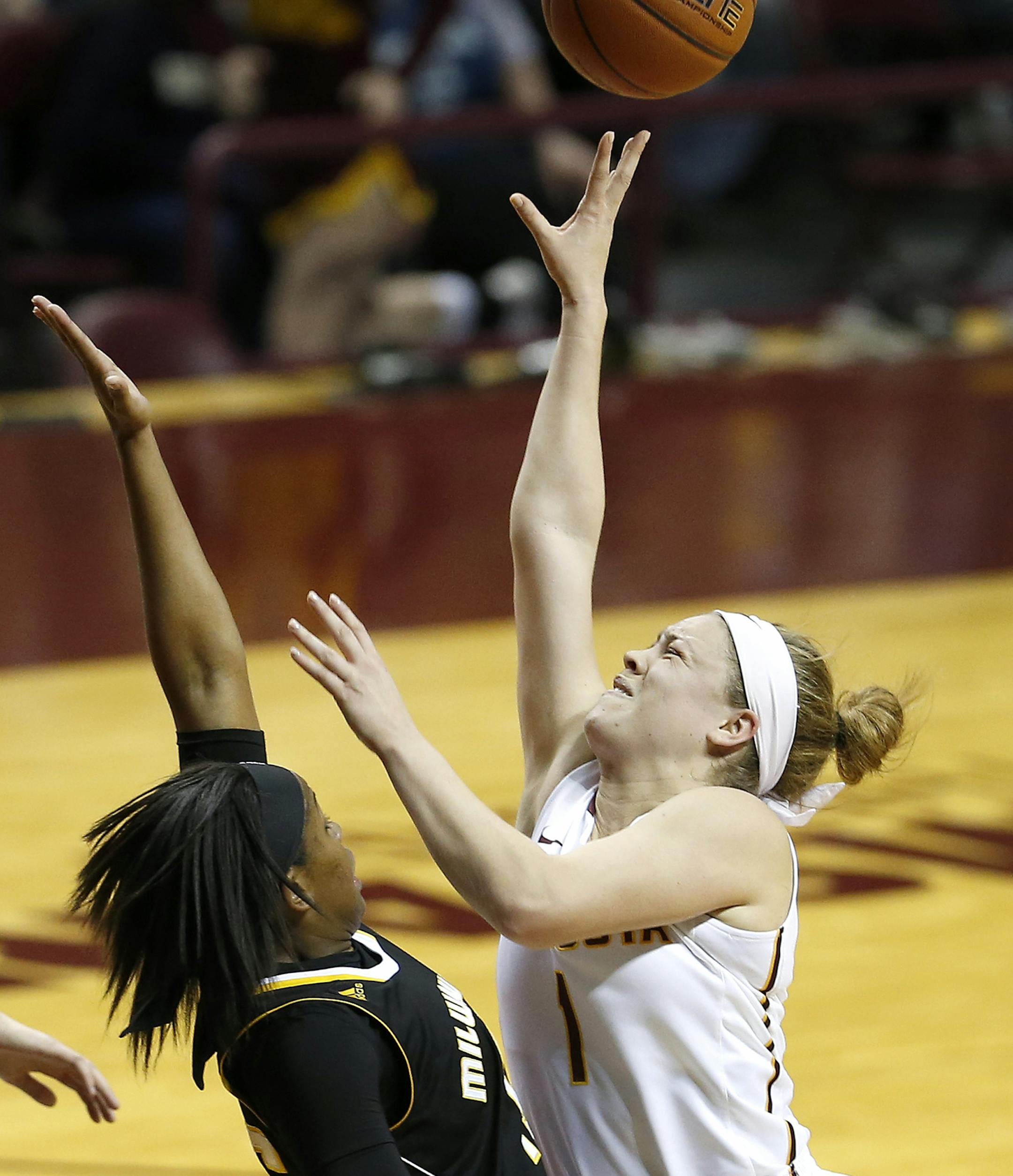 Rachel Banham (1) attempted a shot in the first quarter. ] CARLOS GONZALEZ cgonzalez@startribune.com - March 16, 2016, Minneapolis, MN, Williams Arena, NCCA Women's Basketball WNIT, University of Minnesota Gophers vs. Milwaukee
