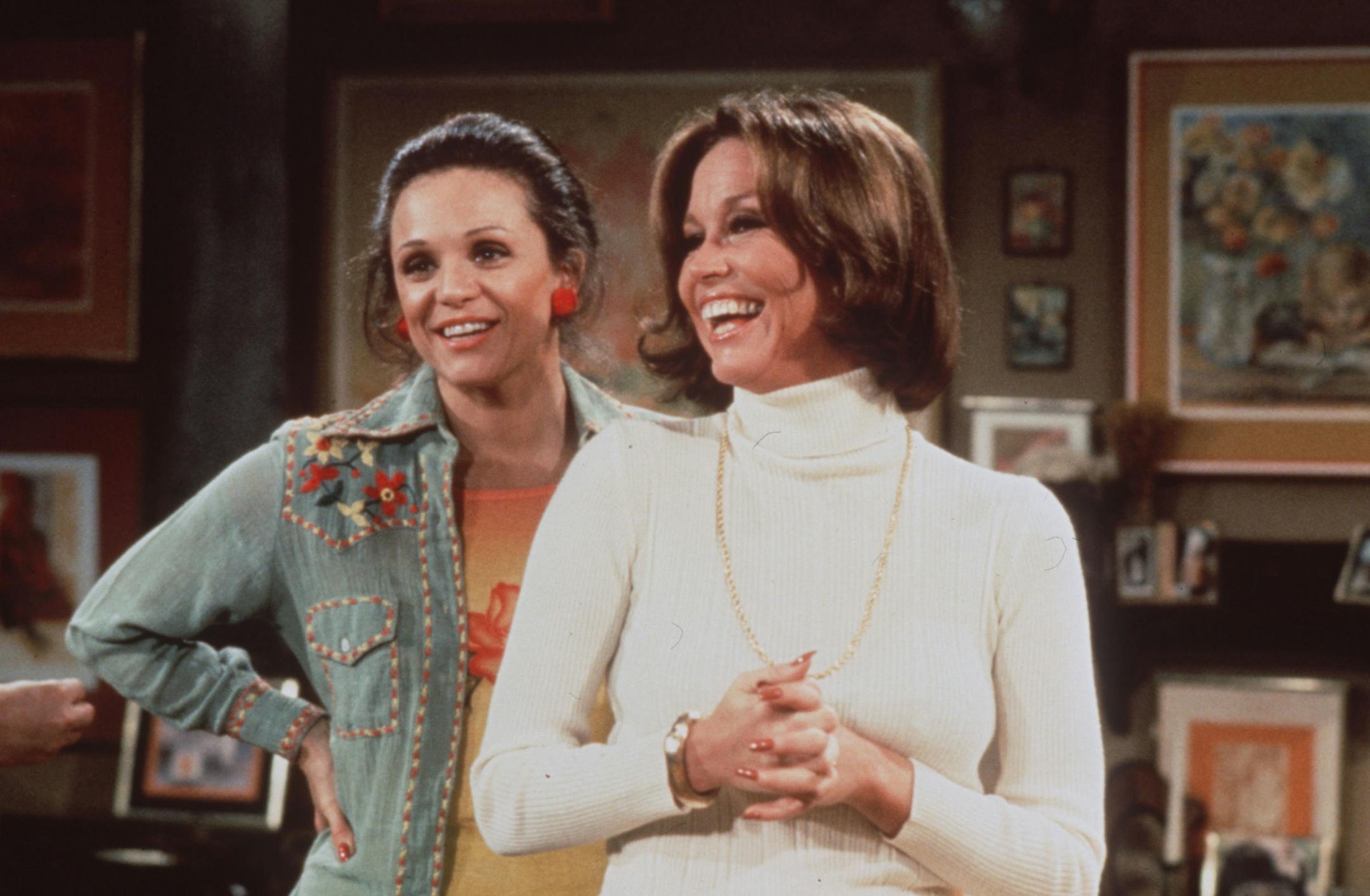 Valerie Harper and Mary Tyler Moore in scene from the Mary Tyler Moore Show. ORG XMIT: MIN2013030608035706