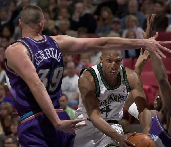 Chauncey Billups during a Timberwolves game in 2001.