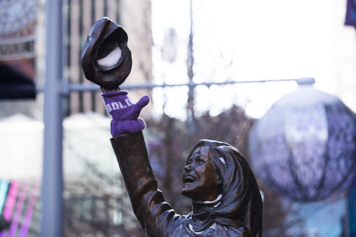 The Mary Tyler Moore statue had new mittens on Nicollet Mall. ] LEILA NAVIDI • leila.navidi@startribune.com