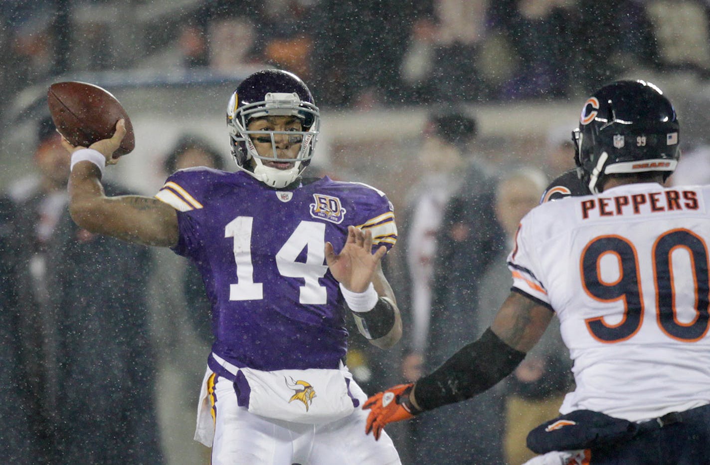 BRIAN PETERSON • brianp@startribune.com MINNEAPOLIS, MN - 12/20/2010 ] Vikings versus Chicago Bears at TCF Bank Stadium. Vikings quarterback Joe Webb scrambled and threw as time was running out in the 4th quarter