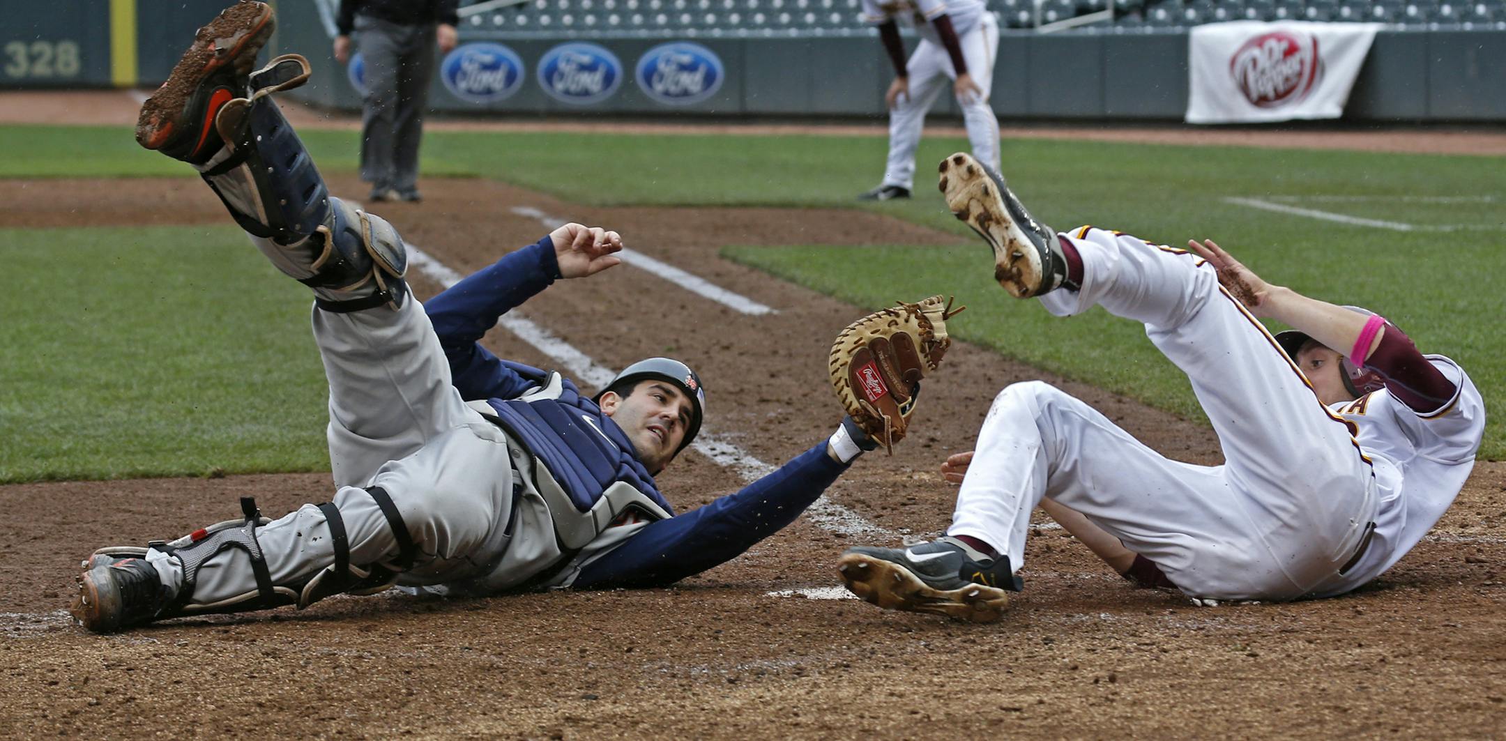 University of Minnesota vs. Illinois, Big 10 Baseball Tournament, Target Field, 5/22/13. (left to right) Illinois catcher Brandon Hohl tried to tag out University of Minnesota Jordan Smith as Smith scored the tieing run.] Bruce Bisping/Star Tribune bbisping@startribune.com Btandon Hohl, Jordan Smith/roster.