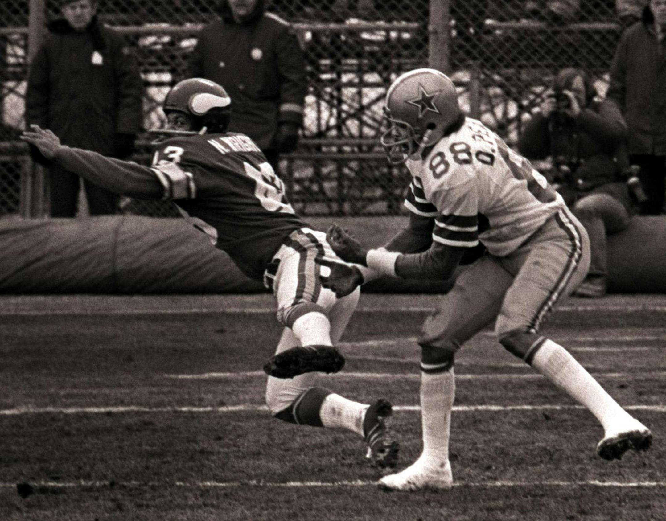 10/27/99 --- Dallas Cowboys wide receiver Drew Pearson (88 - right) catches the famous 'Hail Mary Pass' from QB Roger Staubach (not pictured) on his left hip, as a victimized Minnesota Viking Nate Wright (43) watches in horror during the final minutes of their playoff game on 1/8/1975 in the Met Stadium in Minneapolis. ORG XMIT: MIN2015091414023560 credit: John F. Rhodes, Dallas Morning News ORG XMIT: MIN1509171703340096