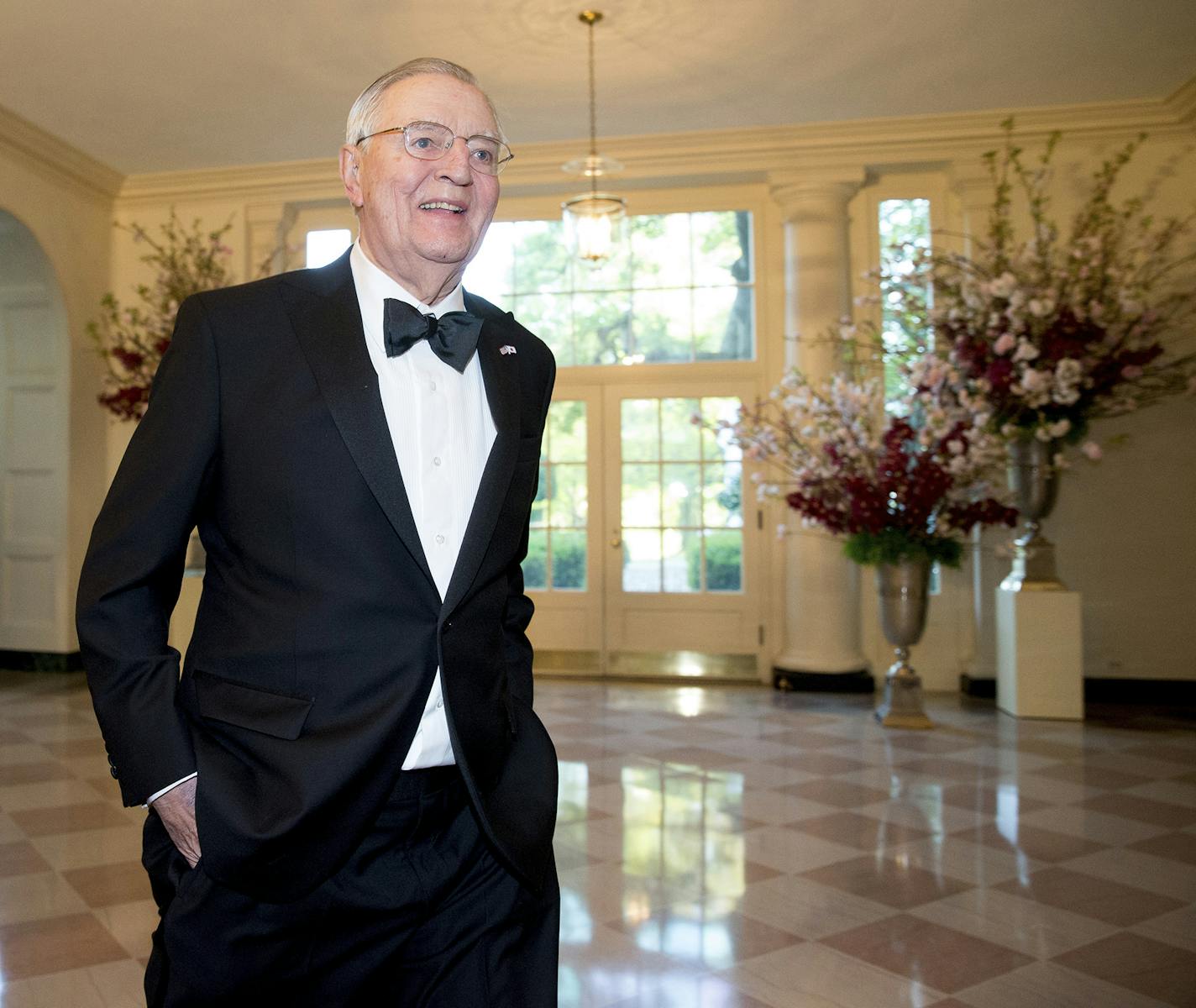 Former Vice President Walter Mondale arrives for a state dinner for Japanese Prime Minister Shinzo Abe, Tuesday, April 28, 2015, at the White House in Washington. (AP Photo/Andrew Harnik) ORG XMIT: DCAH403