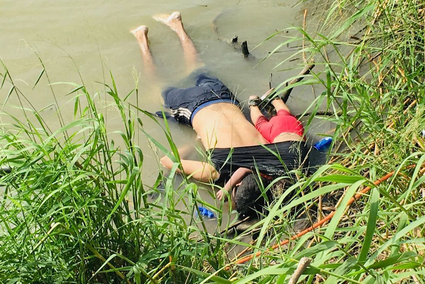 The photo of the sad discovery of the bodies of Salvadoran migrant Oscar Alberto Martínez Ramírez and his nearly 2-year-old daughter Valeria was captured by journalist Julia Le Duc and published by Mexican newspaper La Jornada.