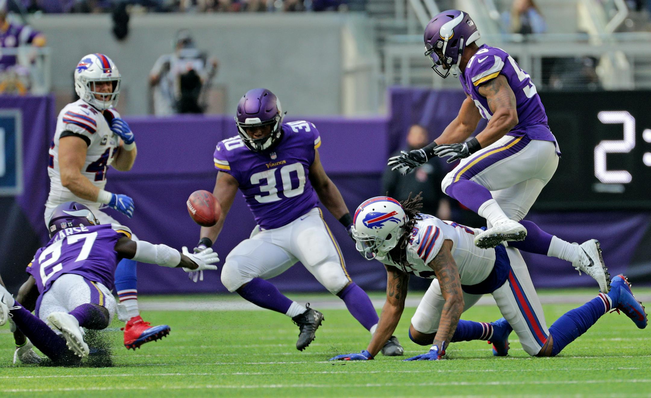 Despite multiple opportunities, Vikings Jaron Kearse, CJ Ham and Eric Wilson couldnít get a grasp of the loose ball during a perfect onside kick lat in the 4th quarter. ] Minnesota Vikings -vs- Buffalo Bills, U.S. Bank Stadium.
BRIAN PETERSON ï brian.peterson@startribune.com
Minneapolis, MN 09/23/2018