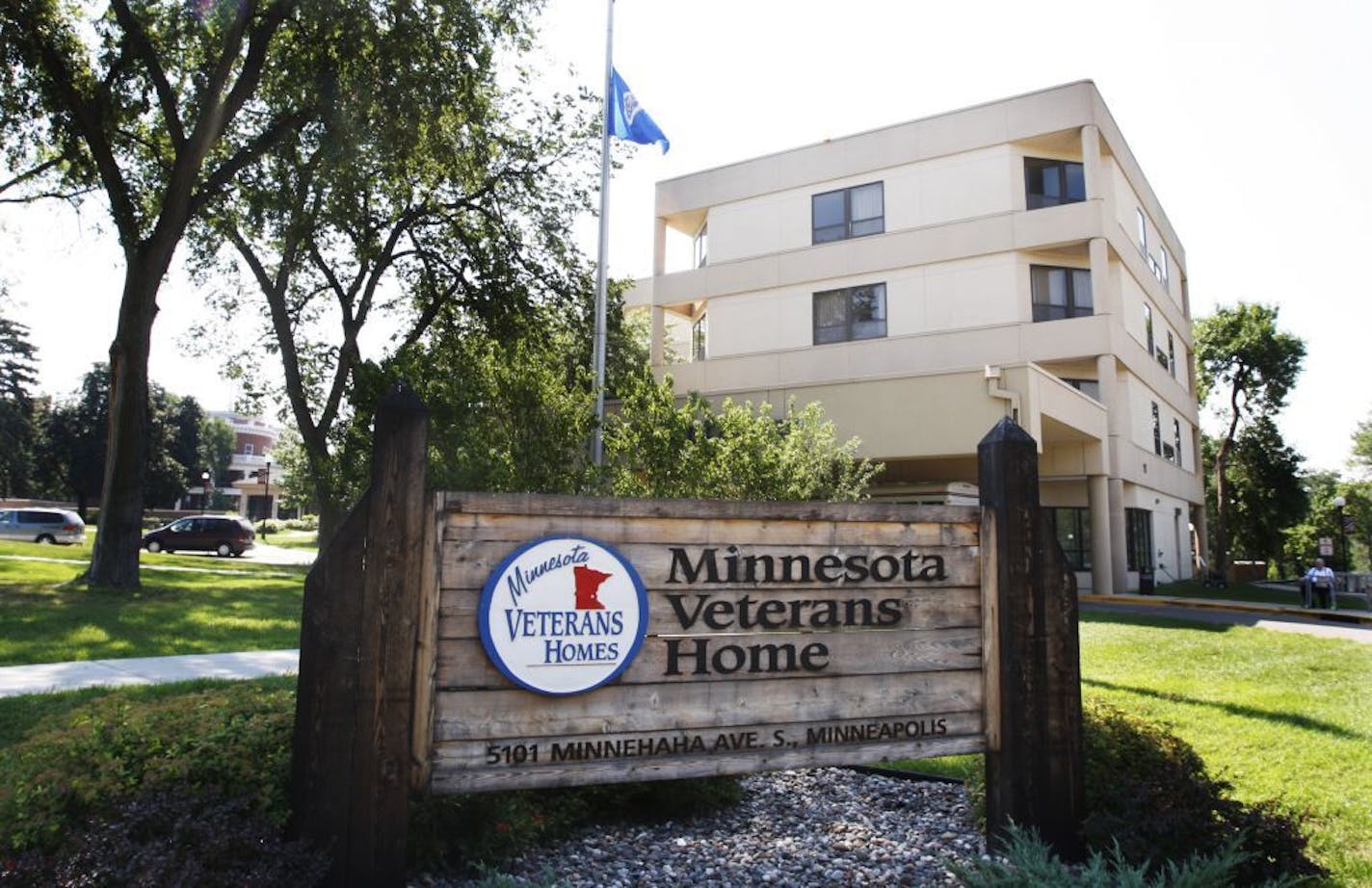 Richard Tsong-Taatarii/rtsong-taatarii@startribune.com Minneapolis, MN:7/25/07;left to right: The Minnesota Veterans Homes Board is negotiating with state health officials to keep its license to operate the 402-bed Minneapolis Veterans Home. GENERAL INFORMATION: The Minnesota Veterans Homes Board is negotiating with state health officials to keep its license to operate the 402-bed Minneapolis Veterans Home. The department has threatened not to renew the troubled nursing home�s