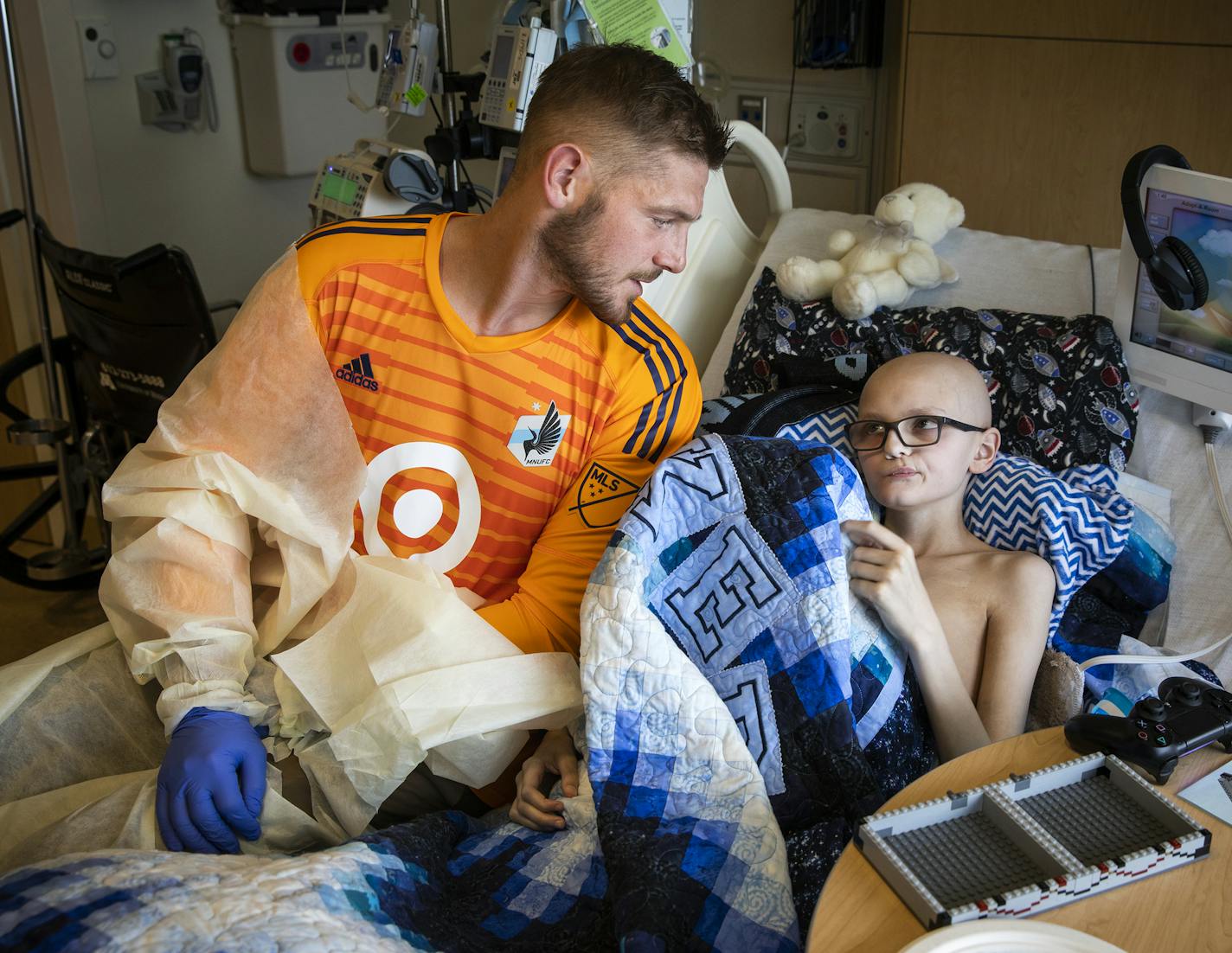 Parker Ehrreich, 12, a Hodgkin's lymphoma patient, gets a visit from Minnesota United goalkeeper Matt Lampson.