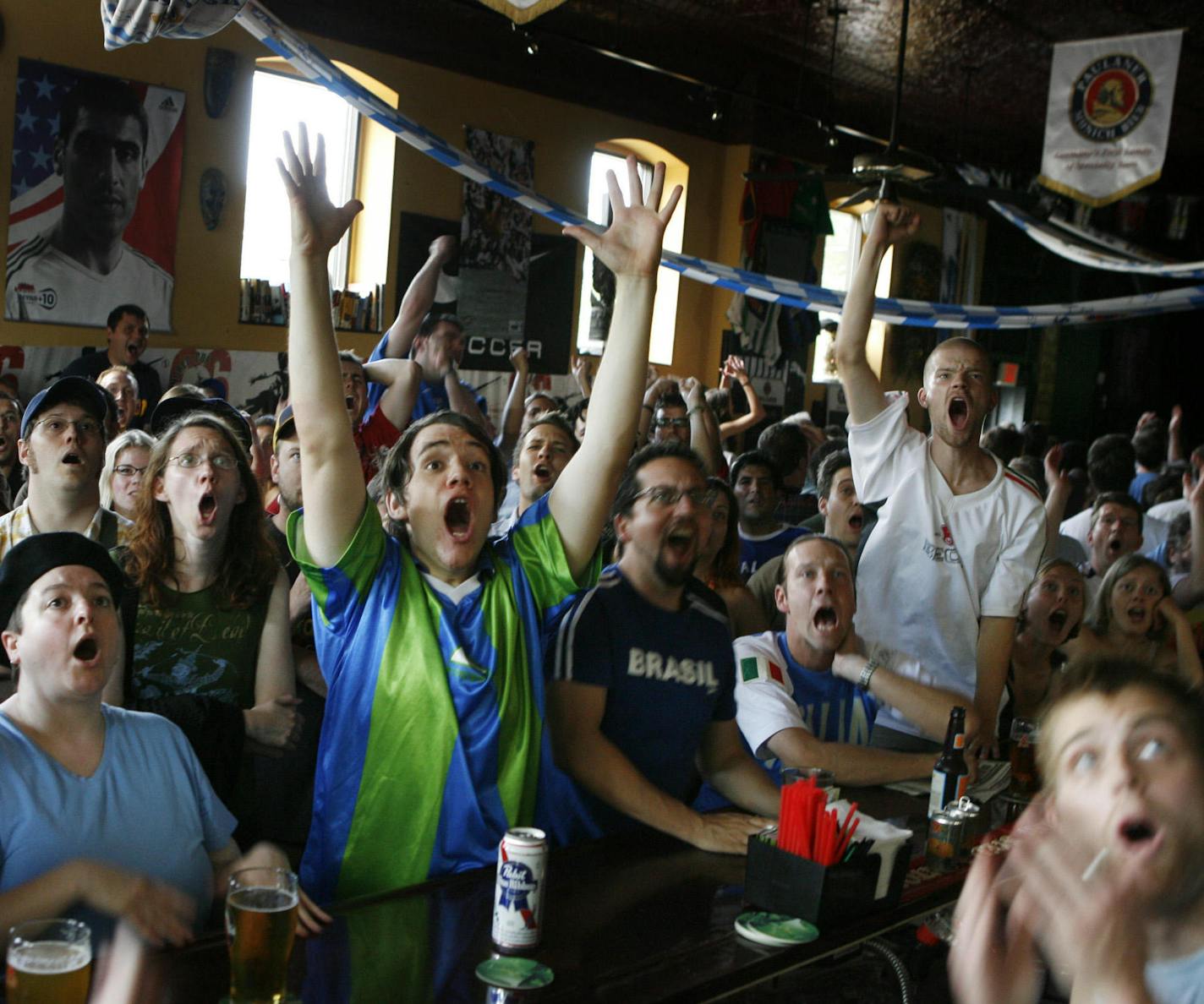 JERRY HOLT &#xd4;jgholt@Startribune.com 7/9/2006----It was a mixture of World Cup Soccer Fan Sunday at Nomad World Pub in Minneapolis. ORG XMIT: MIN2014061109395010