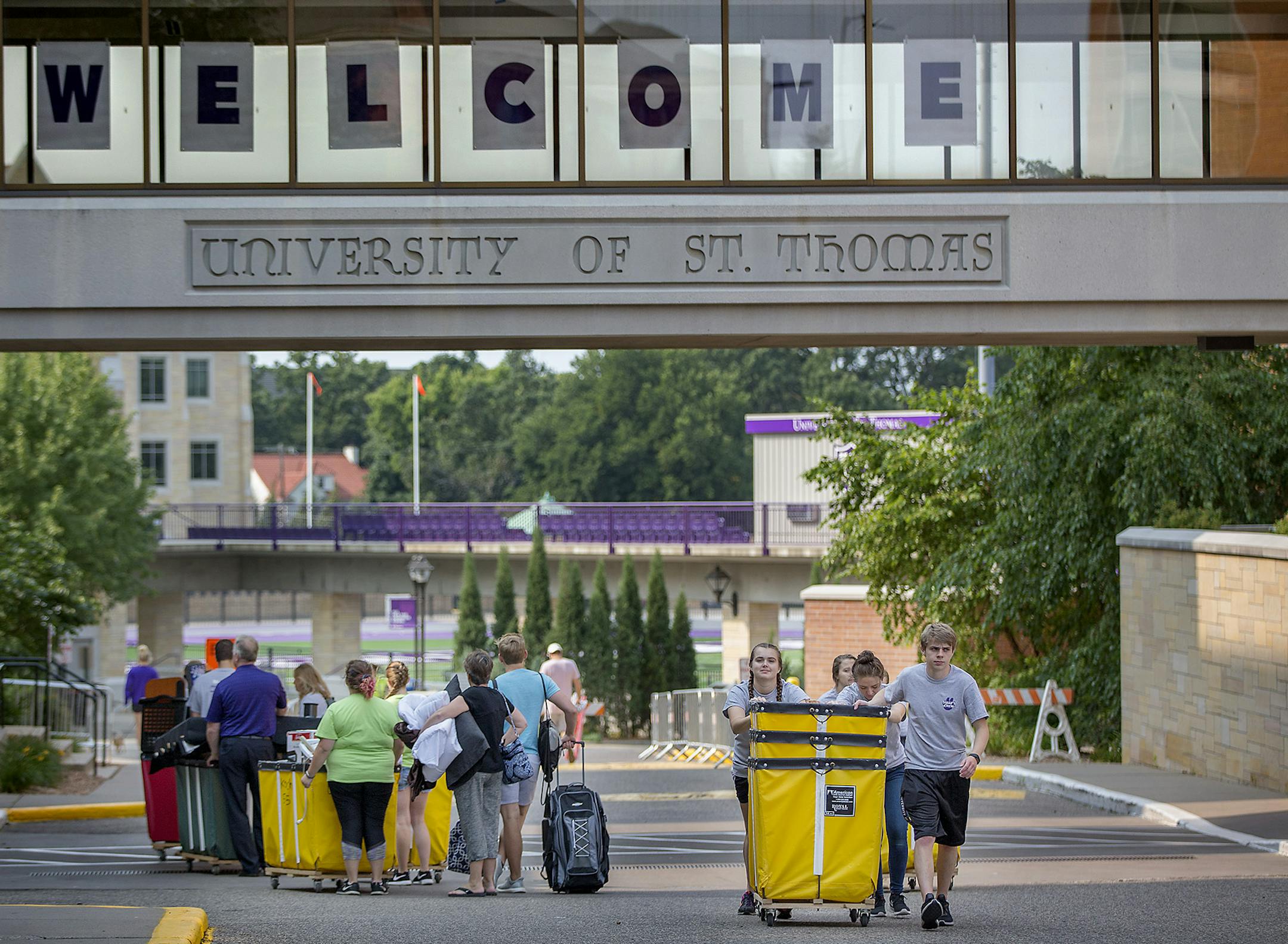Freshmen moved into the dorms at the University of St. Thomas, Friday, September 1, 2017 in St. Paul, MN. ] ELIZABETH FLORES • liz.flores@startribune.com ORG XMIT: MIN1709011346080130