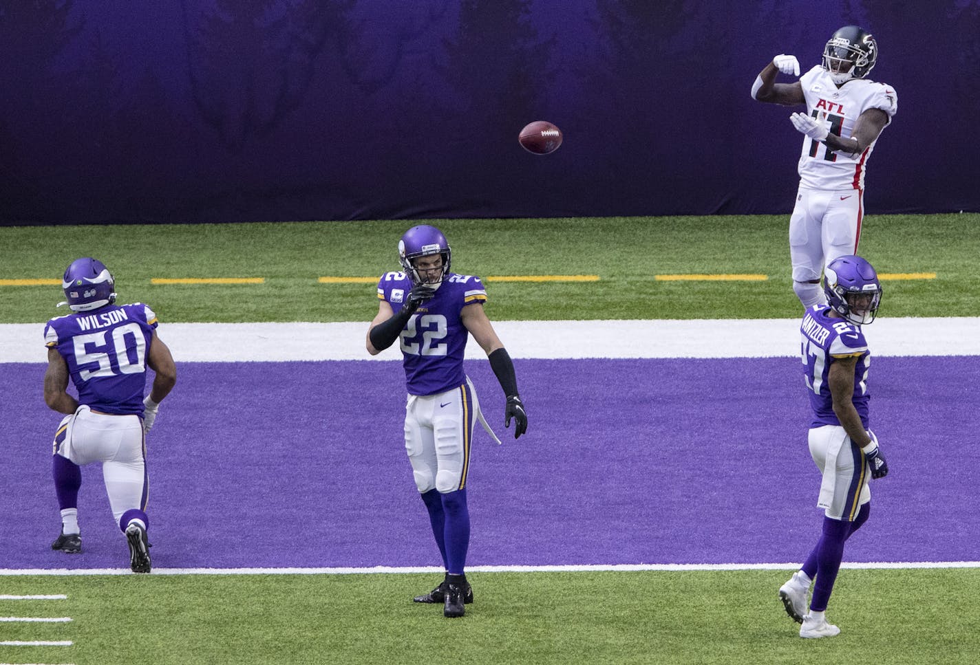 Atlanta Falcons receiver Julio Jones (11) celebrated after a 40 yard touchdown in the third quarter. ] CARLOS GONZALEZ • cgonzalez@startribune.com – Minneapolis, MN – October 18, 2020, NFL, ——— The Minnesota Vikings played the Atlanta Falcons at U.S. Bank Stadium in Minneapolis on Sunday, October 18, 2020.