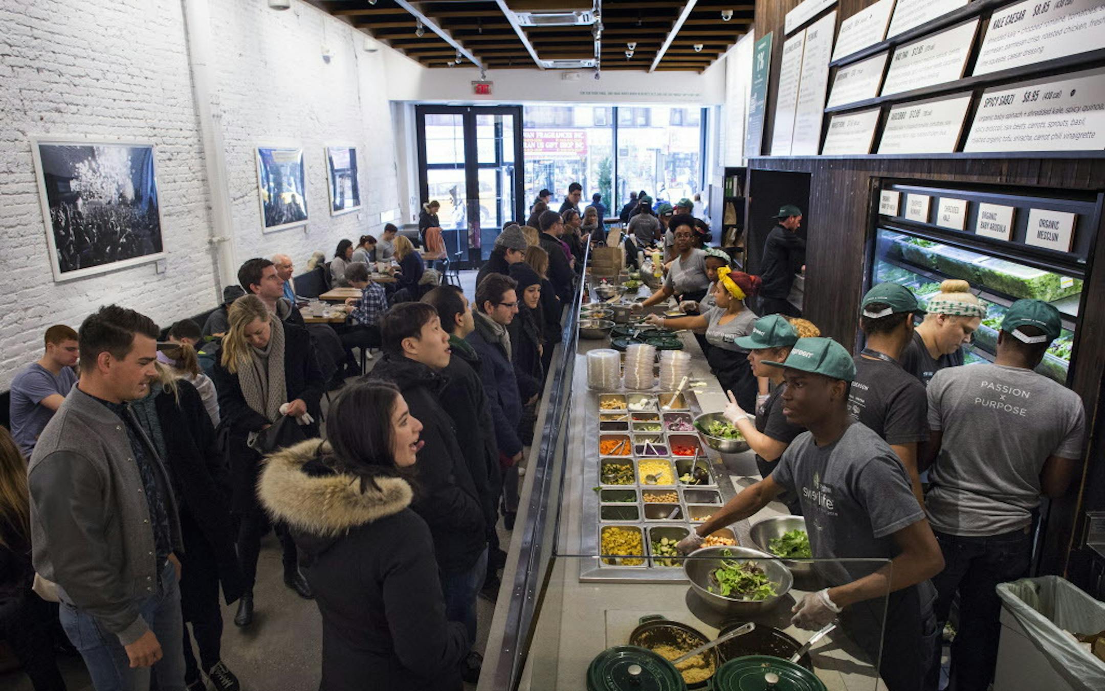 ** PHOTO MOVED IN ADVANCE AND NOT FOR USE - ONLINE OR IN PRINT - BEFORE NOV. 30, 2014. ** The lunch rush at a Manhattan location of Sweetgreen, a fast-casual chain featuring farm-to-table salads, in New York, Nov. 21, 2014. Started by Georgetown University students in 2007, Sweetgreen is up to 27 locations and has secured expansion financing from an investor typically focused on tech-sector startups. (Joshua Bright/The New York Times)
