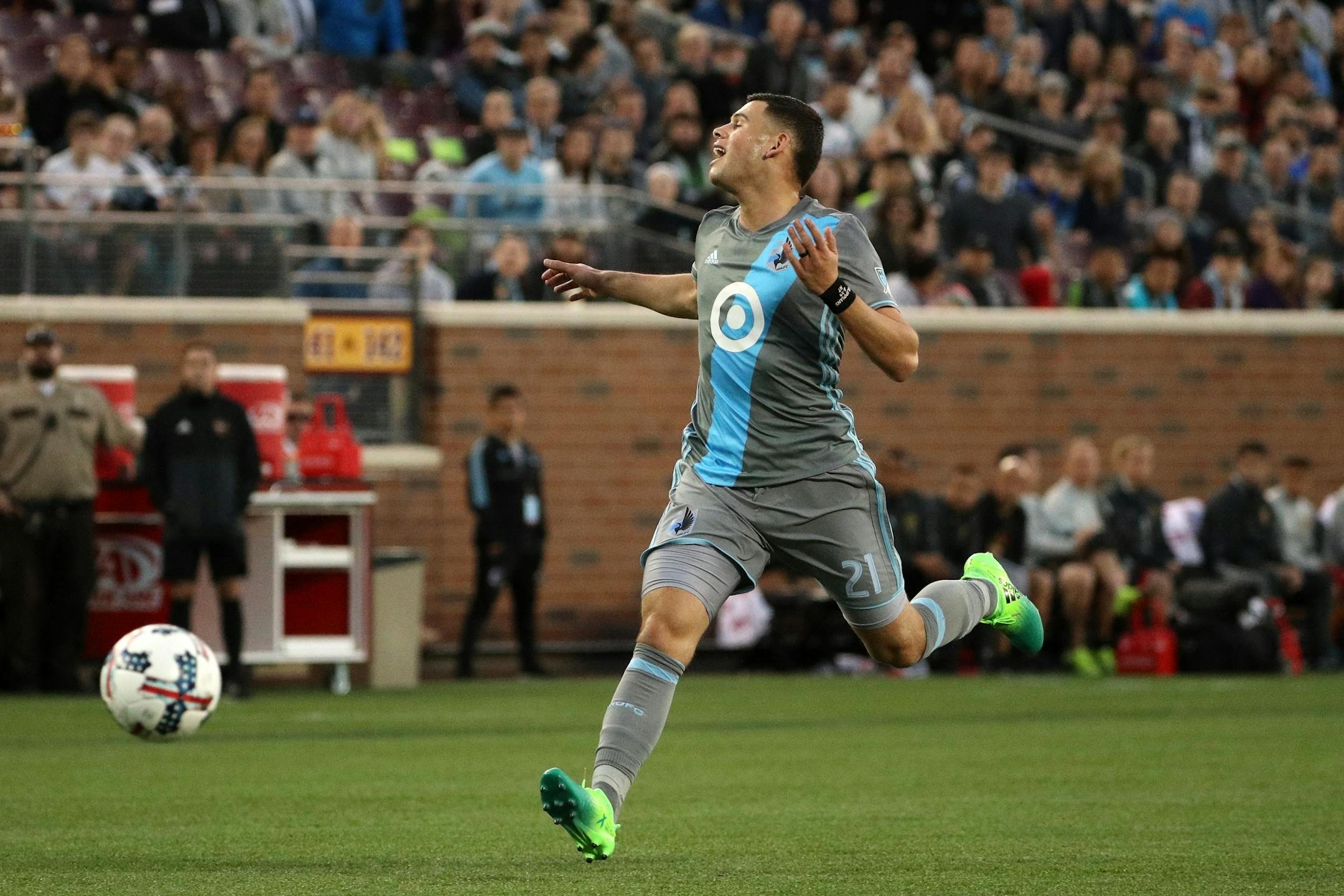 Minnesota United forward Christian Ramirez (21) reacts after a pass went too long for him to reach in the first half.