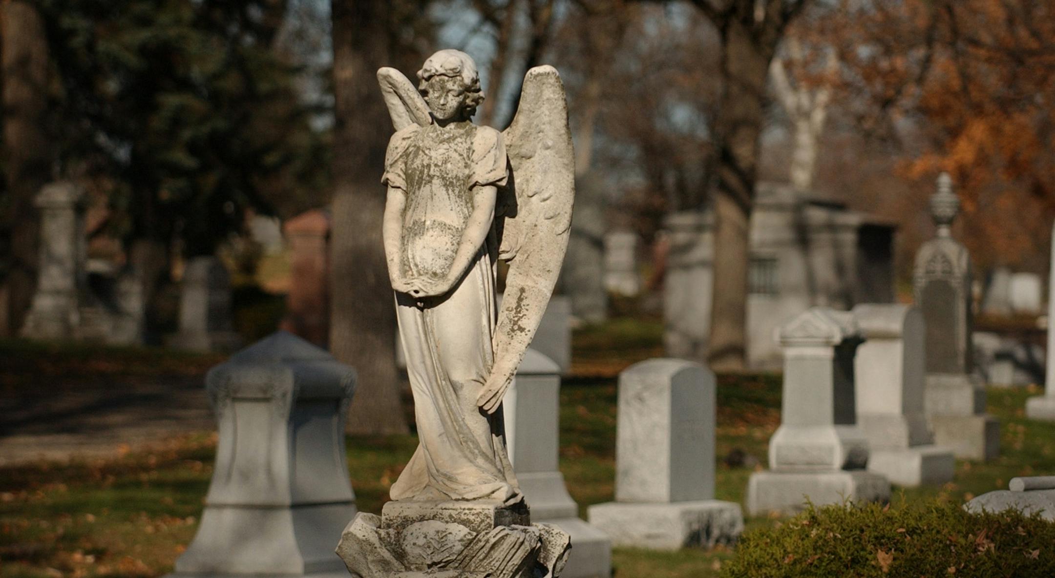 Joey McLeister/Star Tribune St. Paul,Mn.,Thurs.,Nov. 11, 2004--Oakland Cemetery at 927 Jackson St. in St. Paul is mentioned many times in "Six Feet Under--A Graveyard Guide to Minnesota".
GENERAL INFORMATION: Cemetery photo for story about new book,"Six Feet Under".