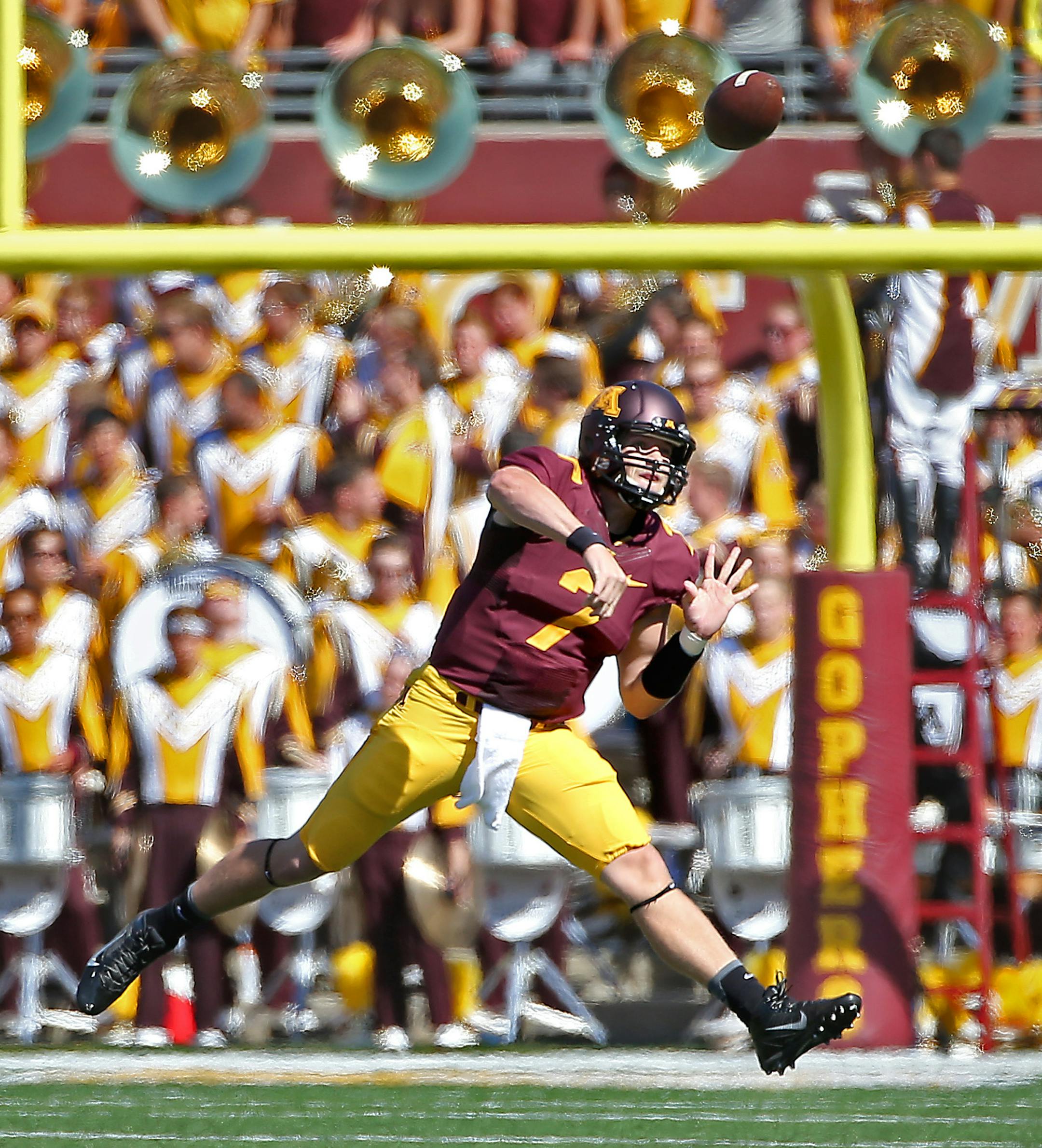 Minnesota sophomore quarterback Mitch Leidner made a pass for a first down during the first quarter as the Minnesota Gophers took on Middle Tennessee at TCF Bank Stadium, Saturday, September 6, 2014 in Minneapolis, MN. ] (ELIZABETH FLORES/STAR TRIBUNE) ELIZABETH FLORES • eflores@startribune.com ORG XMIT: MIN1409061639100369
