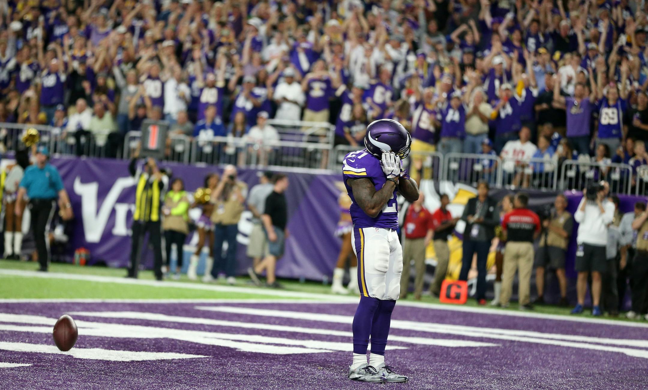 Minnesota Vikings running back Jerick McKinnon (21) celebrated is 4 yard touchdown run in the forth quarter at US Bank Stadium October 3, 2016 in Minneapolis, MN. ] The Minnesota Vikings hosted the New York Giants at US Bank Stadium . Jerry Holt / jerry. Holt@Startribune.com