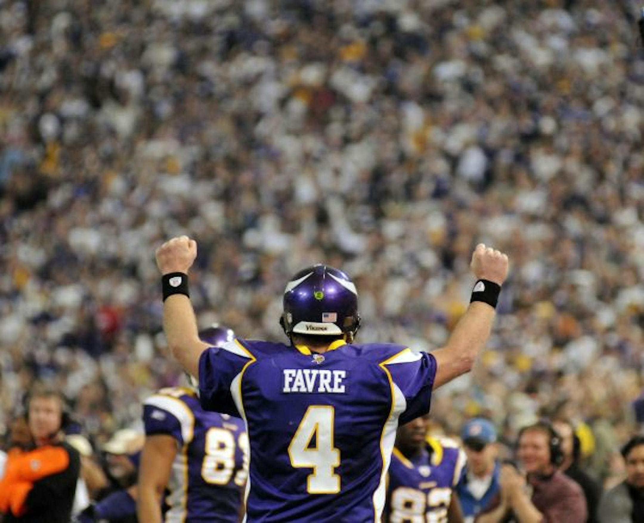 Minnesota Vikings' Brett Favre (4) reacts after throwing a 45-yard touchdown pass to Sidney Rice during the second half of an NFL divisional playoff football game against the Dallas Cowboys Sunday, Jan. 17, 2010, in Minneapolis.