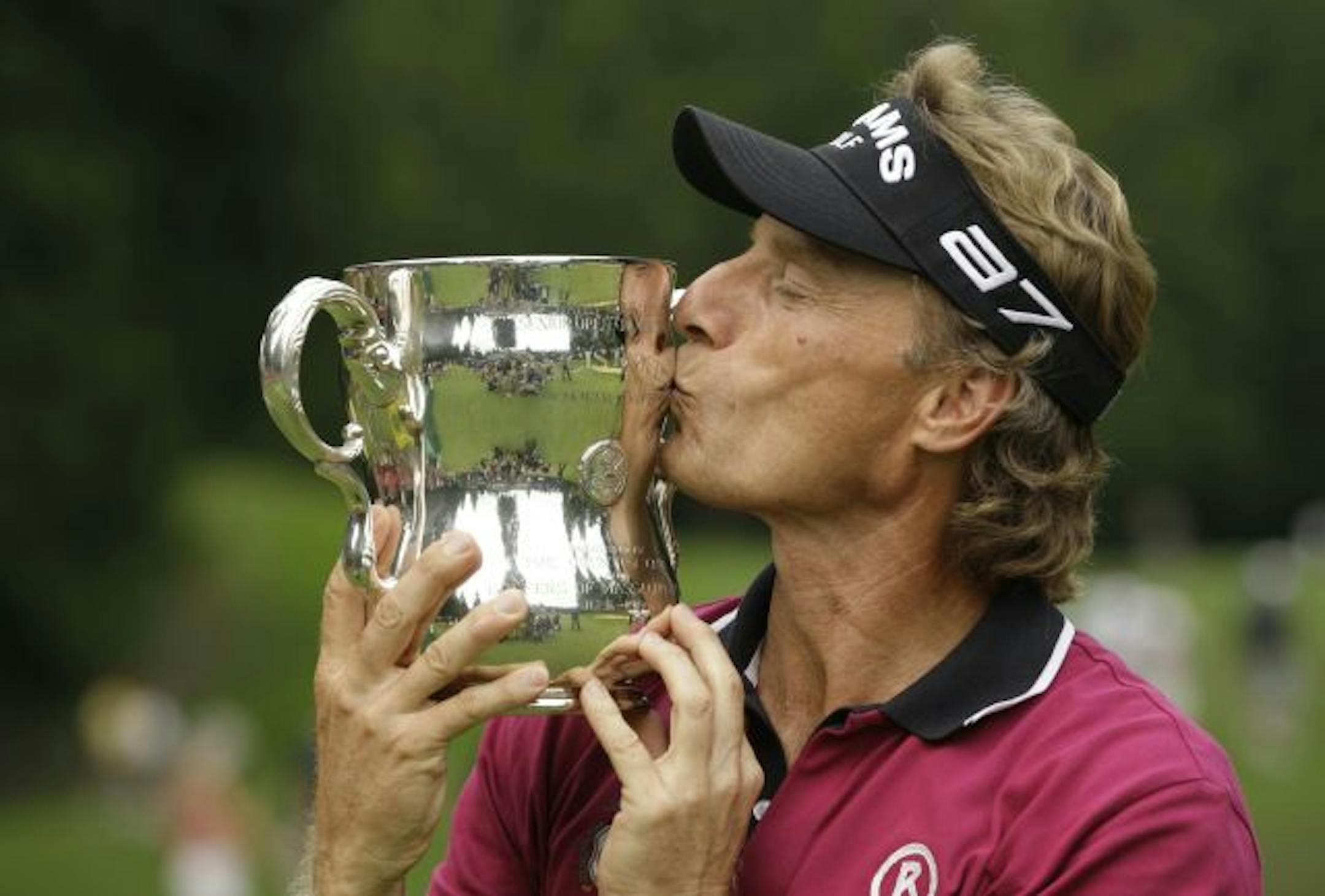 Bernhard Langer, of Germany, kisses the U.S. Senior Open golf tournament trophy Sunday, Aug. 1, 2010, at Sahalee Country Club in Sammamish, Wash.