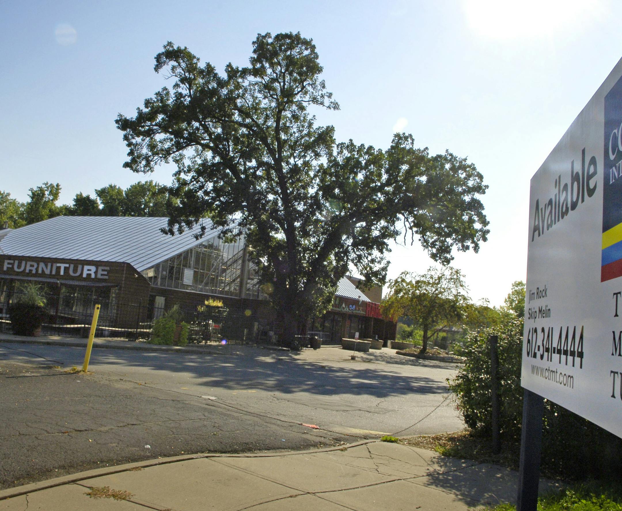 GLEN STUBBE √Ø gstubbe@startribune.com -- Thursday, September 14, 2006 -- Richfield, Minn. -- The 10 acres where Lyndale Garden and Hardware sits has been offered for sale. The garden center recently announced it would only be open seasonally. ORG XMIT: MIN2013030114472940
