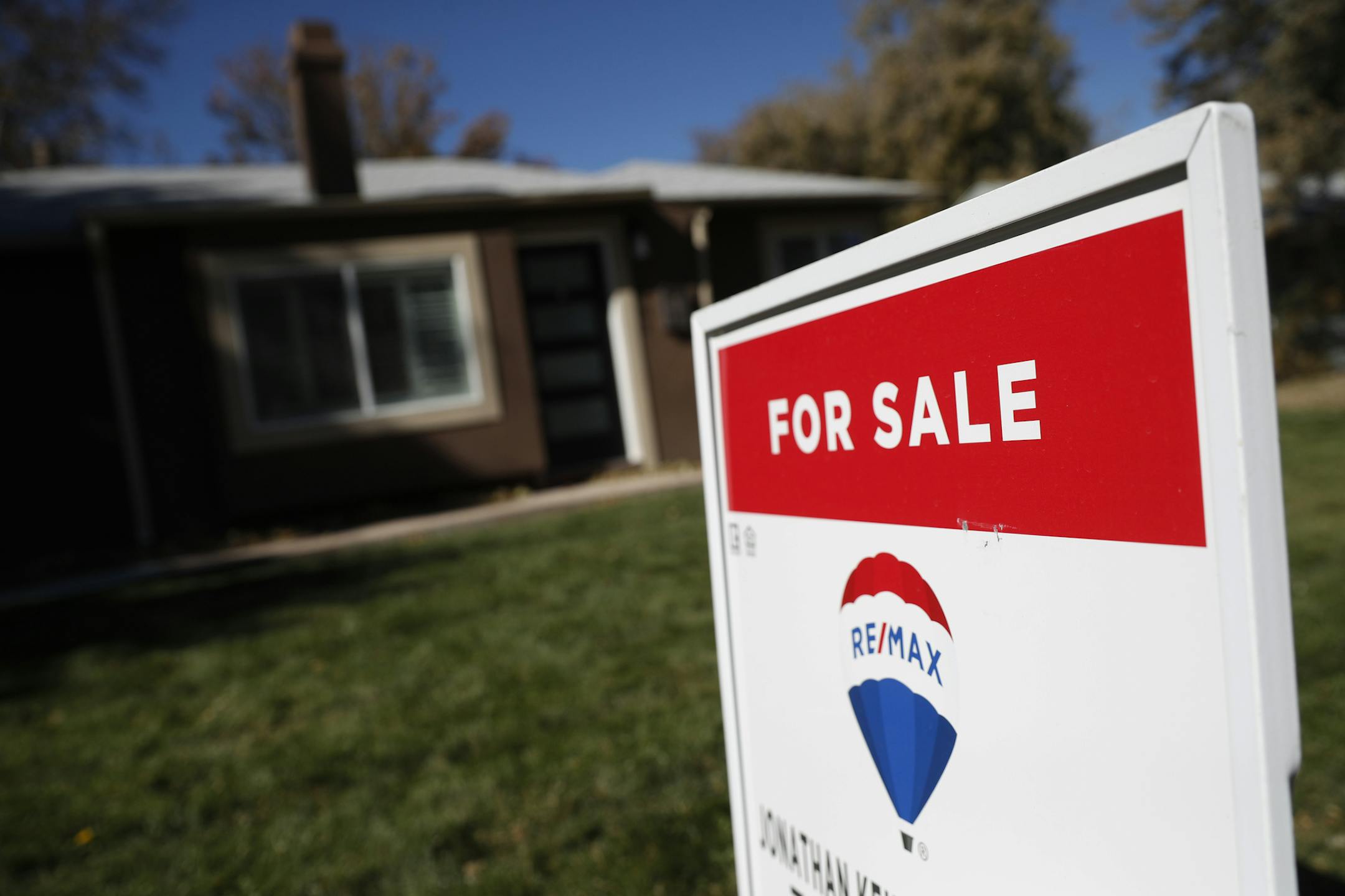 In this Tuesday, Oct. 22, 2019, photo, a sign stands outside a home for sale in southeast Denver. On Thursday, Oct. 24, Freddie Mac reports on this week&#x2019;s average U.S. mortgage rates. (AP Photo/David Zalubowski)