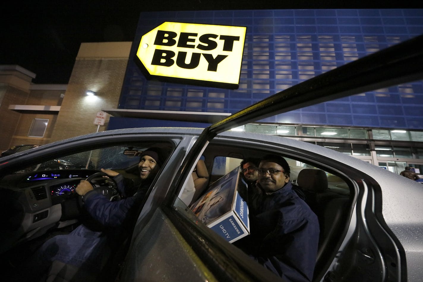 Five guys and a big TV. The group of friends were hitting the Black Friday Sales Thanksgiving day, here at the Eden Prairie Best Buy store with a trunk full the TV had to go on the laps.. [ The Black Friday shopping rush on Thanksgiving night at the Best Buy. CEO Hubert Joly spent the opening hours hanging at the Best Buy store in Eden Prairie. Star Tribune photo by Tom Wallace ASSIGNMENT: SAXO: 1002535373 Shopping112516