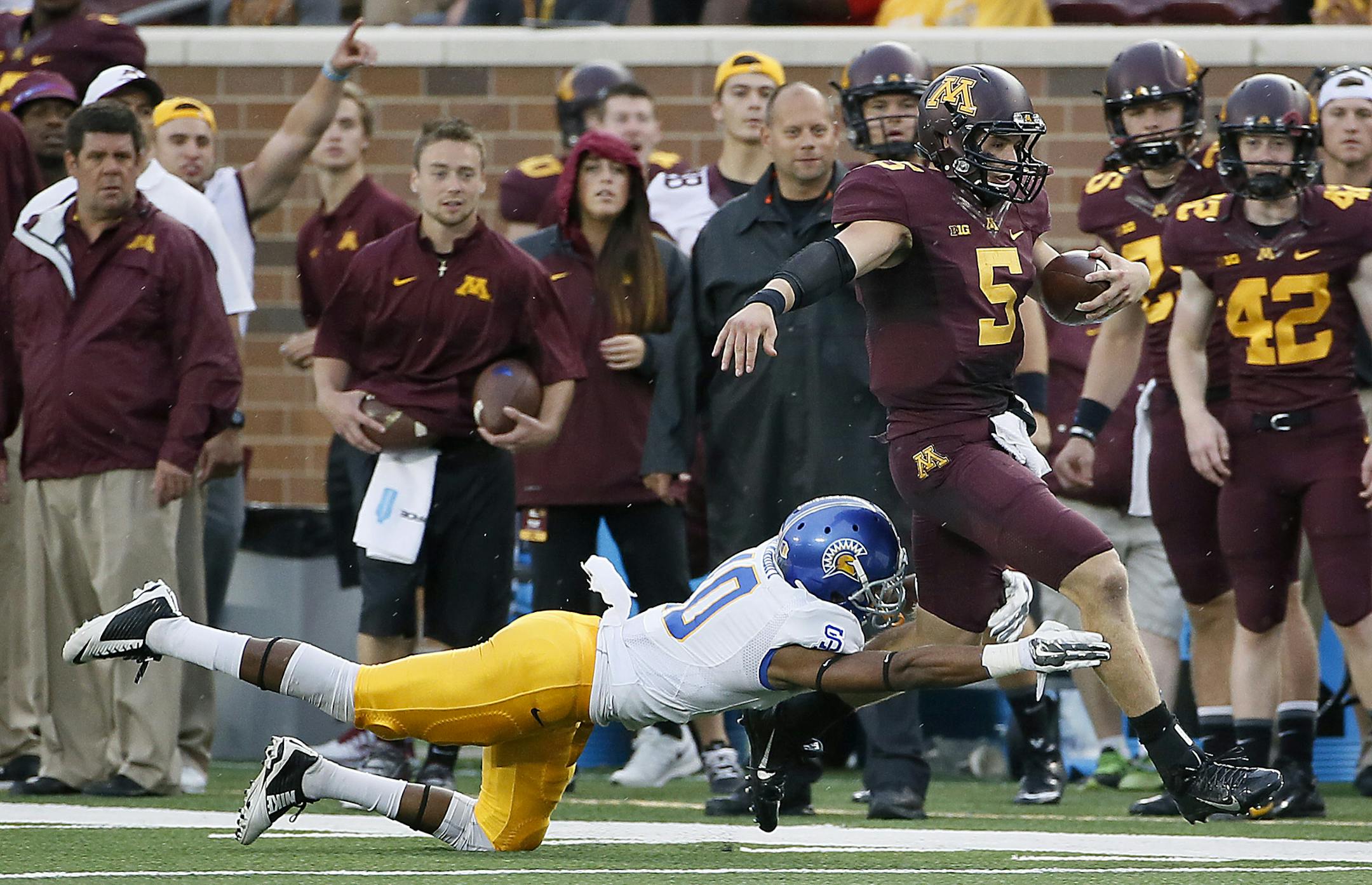 Minnesota Golden Gophers quarterback Chris Streveler (5) ran for 30 yards under defensive pressure from San Jose State Spartans cornerback Maurice McKnight (10) in the third quarter but a penalty brought the ball back 15 yards as the Minnesota Gophers took on San Jose State at TCF Stadium, Saturday, September 20, 2014 in Minneapolis, MN. ] (ELIZABETH FLORES/STAR TRIBUNE) ELIZABETH FLORES • eflores@startribune.com