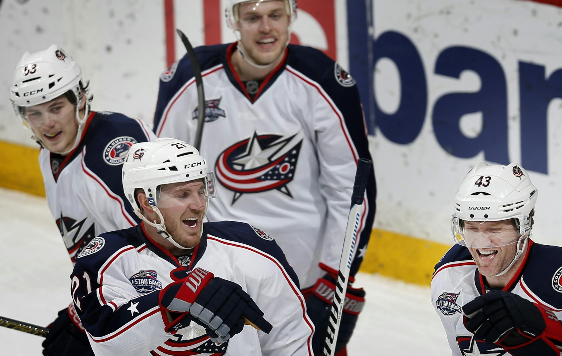 Scott Hartnell (43) celebrated after scoring a goal on Wild goalie Devan Dubnyk (40) in the third period.